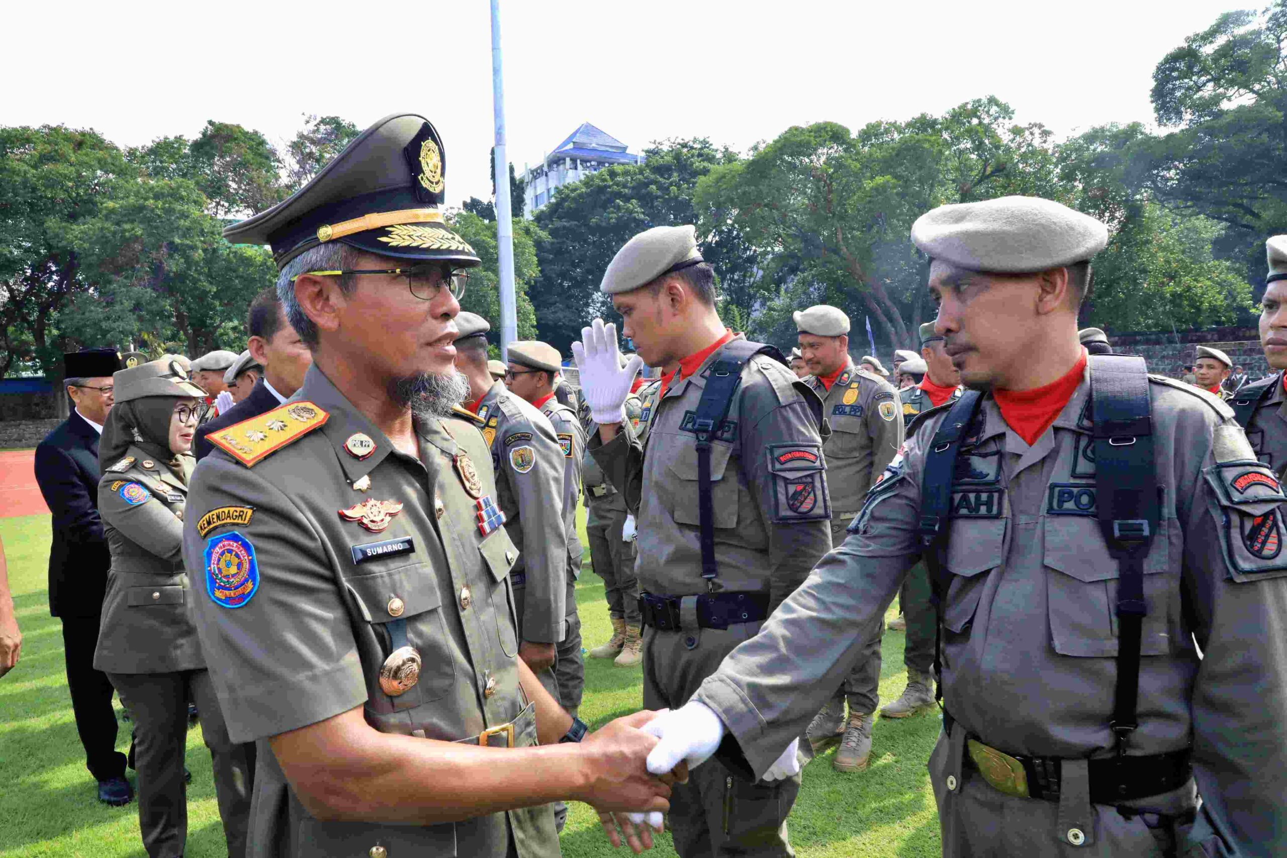 upacara peringatan HUT ke-74 (Satpol PP) ke-62 Satuan Perlindungan Masyarakat (Satlinmas), dan ke-105 Pemadam Kebakaran (Damkar) di Stadion Sriwedari, Kota Surakarta Kamis, 7 Maret 2024.