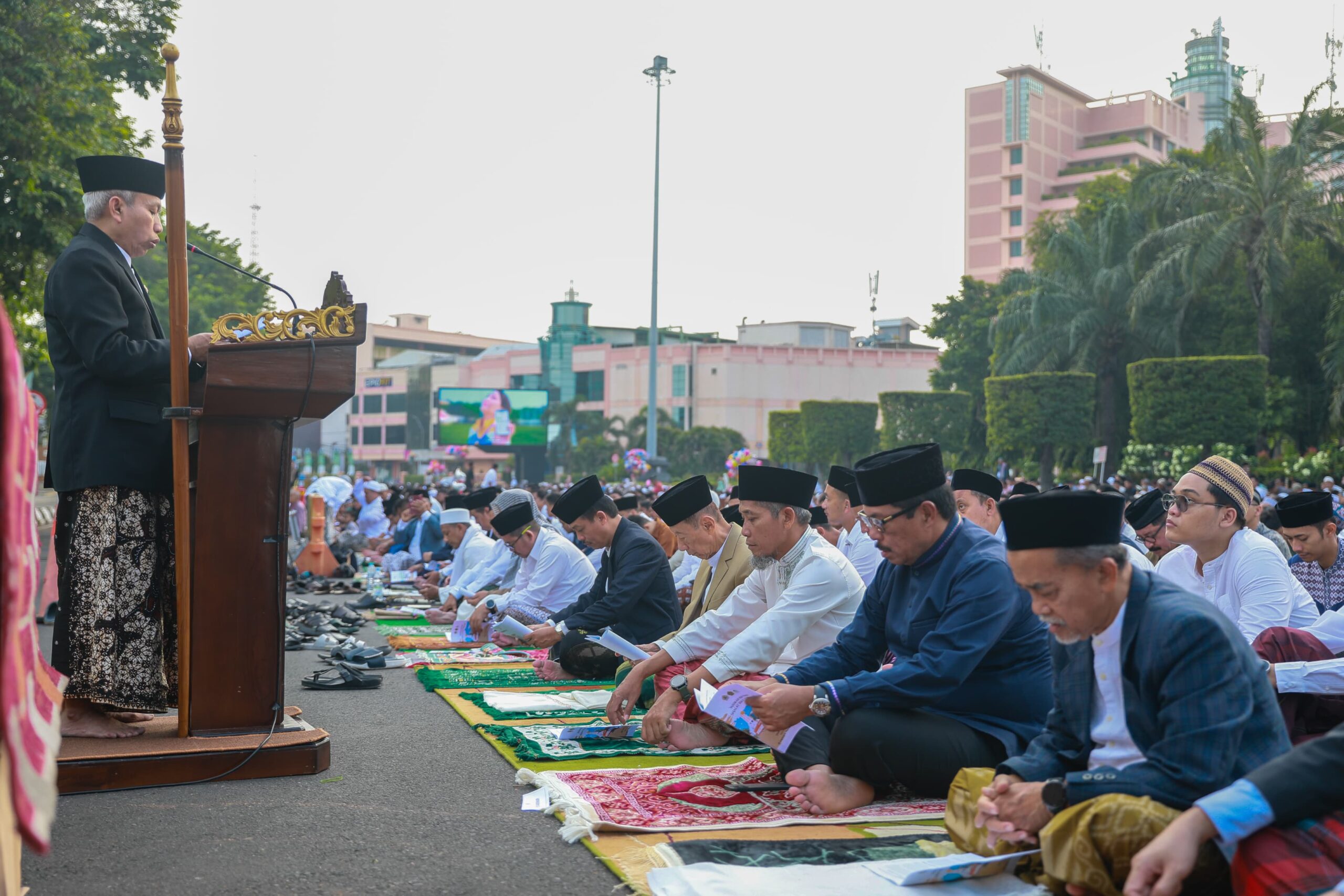 Laksanakan Salat Idulfitri di Semarang, PJ Gubernur Jateng: Mohon Maaf Apabila Ada Kesalahan
