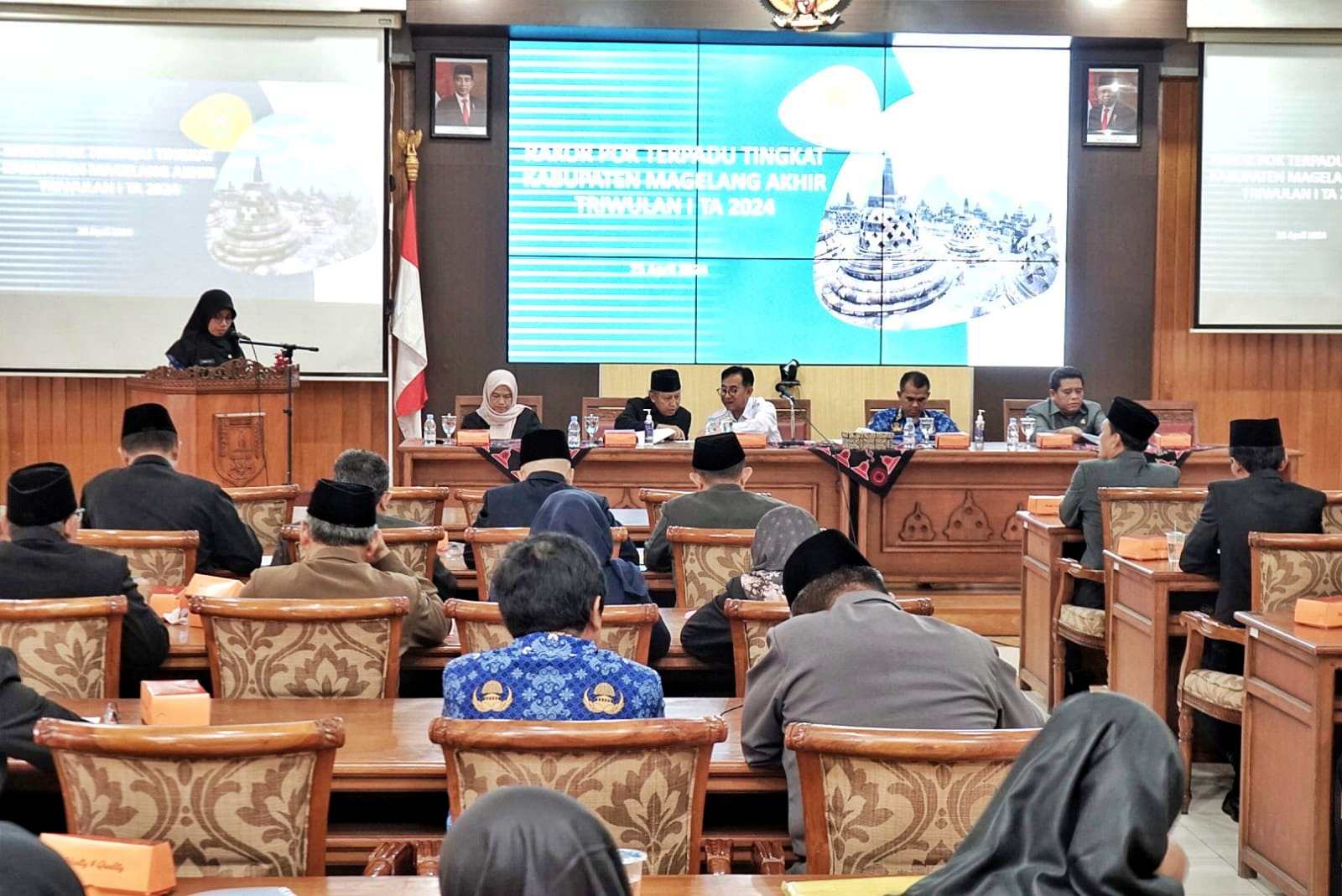 Pj Bupati Magelang Sepyo Achanto didampingi Sekretaris Daerah Kabupaten Magelang Adi Waryanto saat membuka Rapat Koordinasi Pengendalian Operasional Kegiatan (Rakor POK) terpadu tingkat Kabupaten Magelang Triwulan I Tahun Anggaran 2024