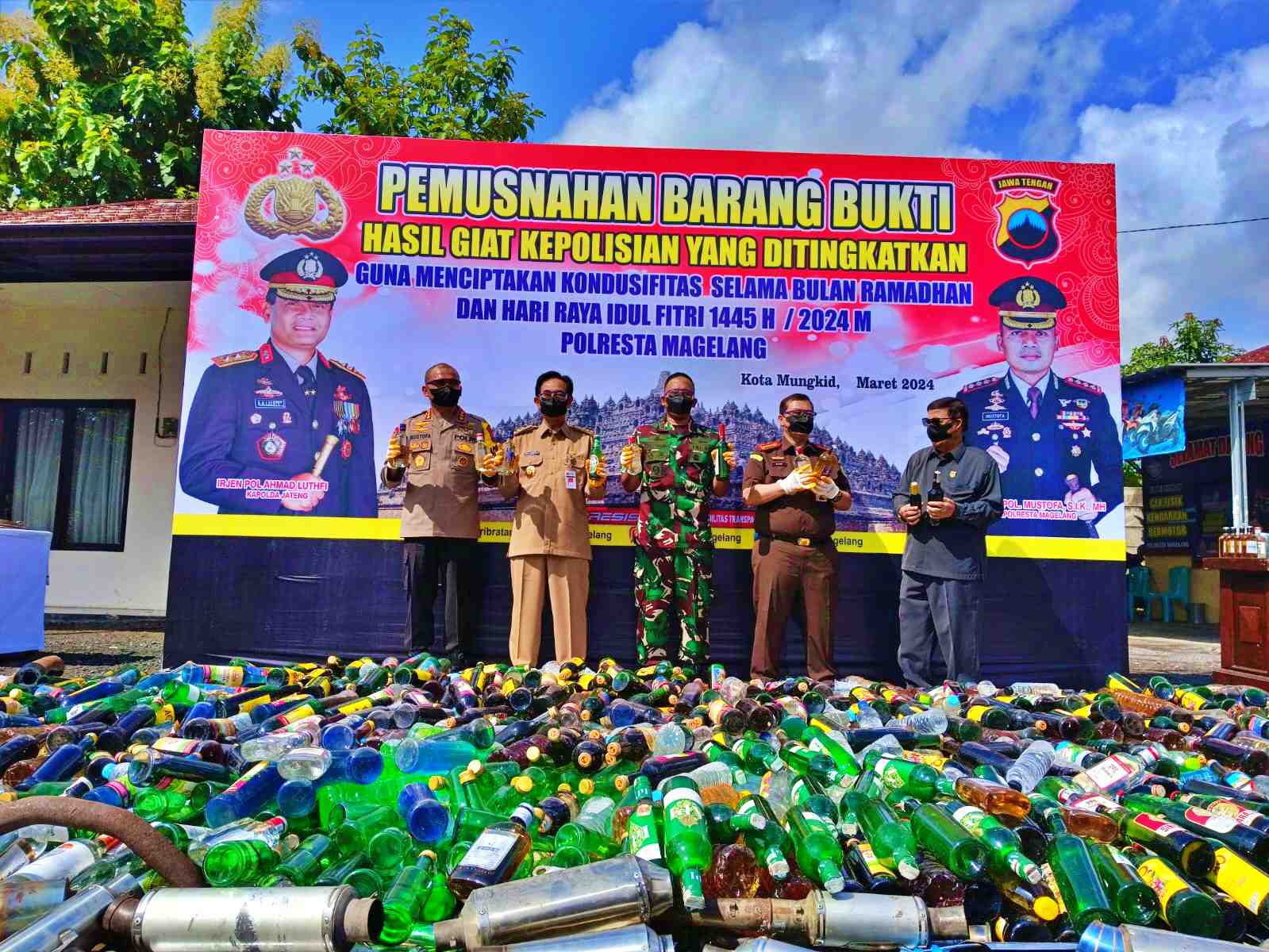 Ribuan Botol berisi Miras dan Knalpot Brong dimusnahkan Polresta Magelang
