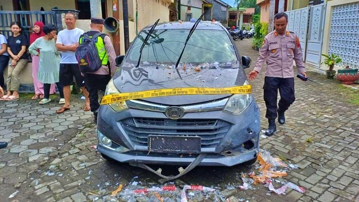 Sebuah Mobil rusak di Magelang setelah balon udara jatuh