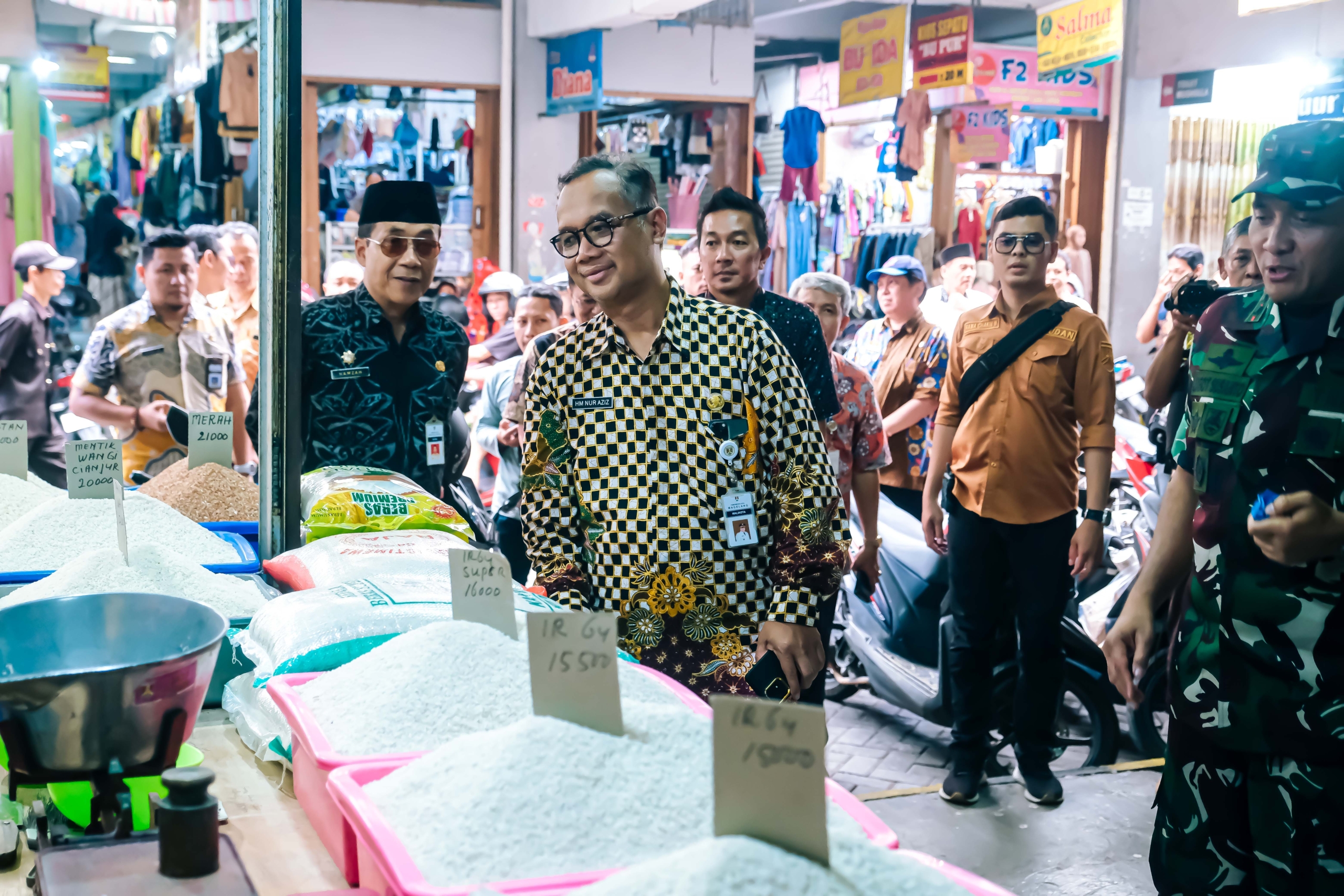 Tinjau Pasar, Wali Kota Magelang Pastikan Stok Kepokmas Aman Jelang Lebaran 1445 H