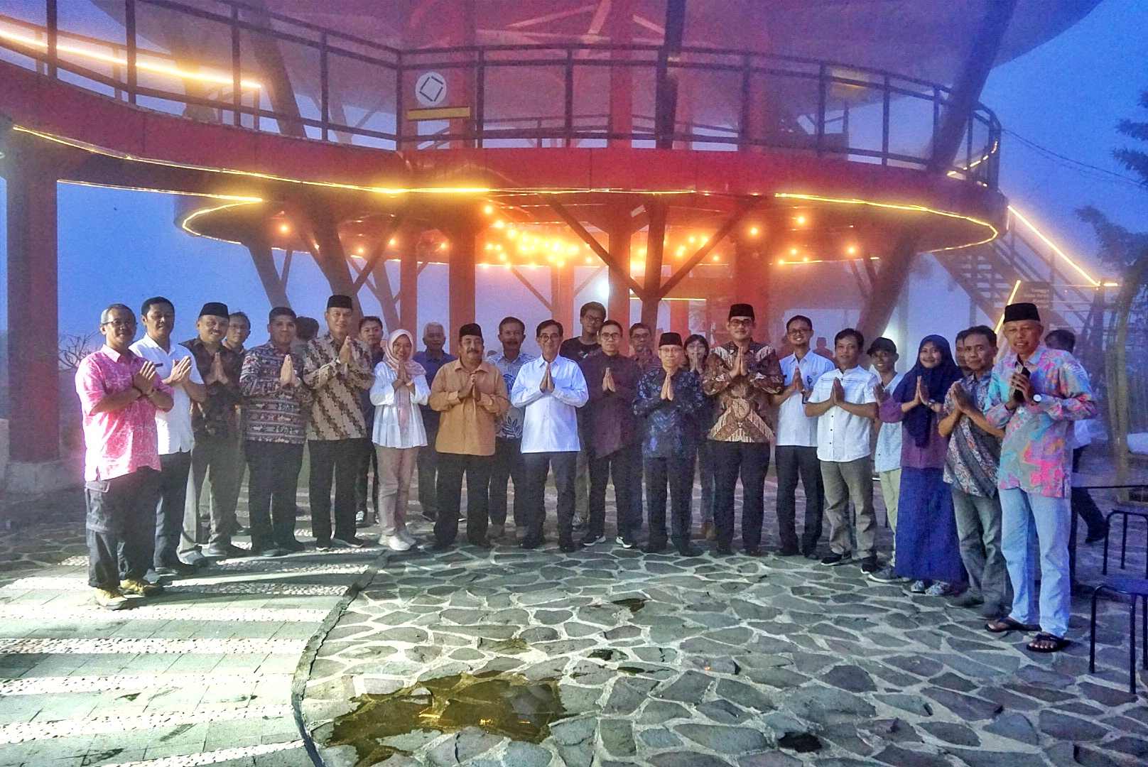 Wartawan anggota PWI Kabupaten Magelang foto bersama PJ Bupati Magelang