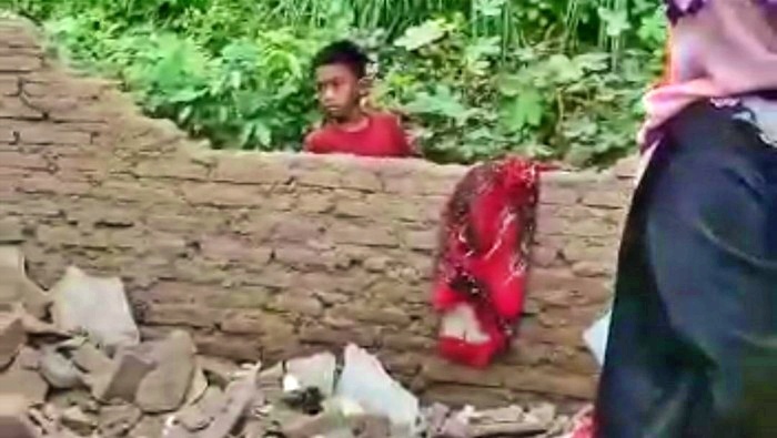 tangkapan layar video Tembok rumah yang jebol akibat kuatnya ledakan petasan