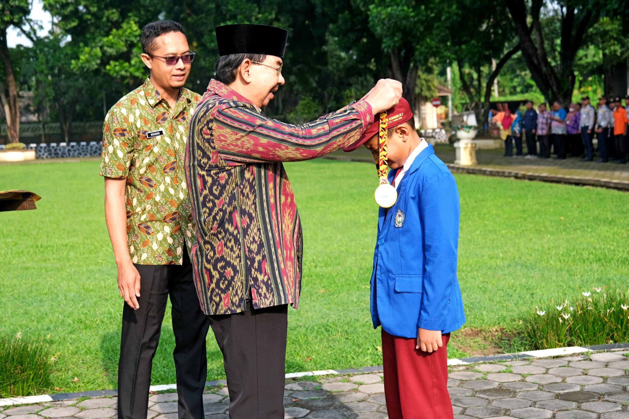Momen Hardiknas, Kyai Mansyur Kalungkan Medali Emas Kompetisi Matematika Dunia 2024 pada Raees