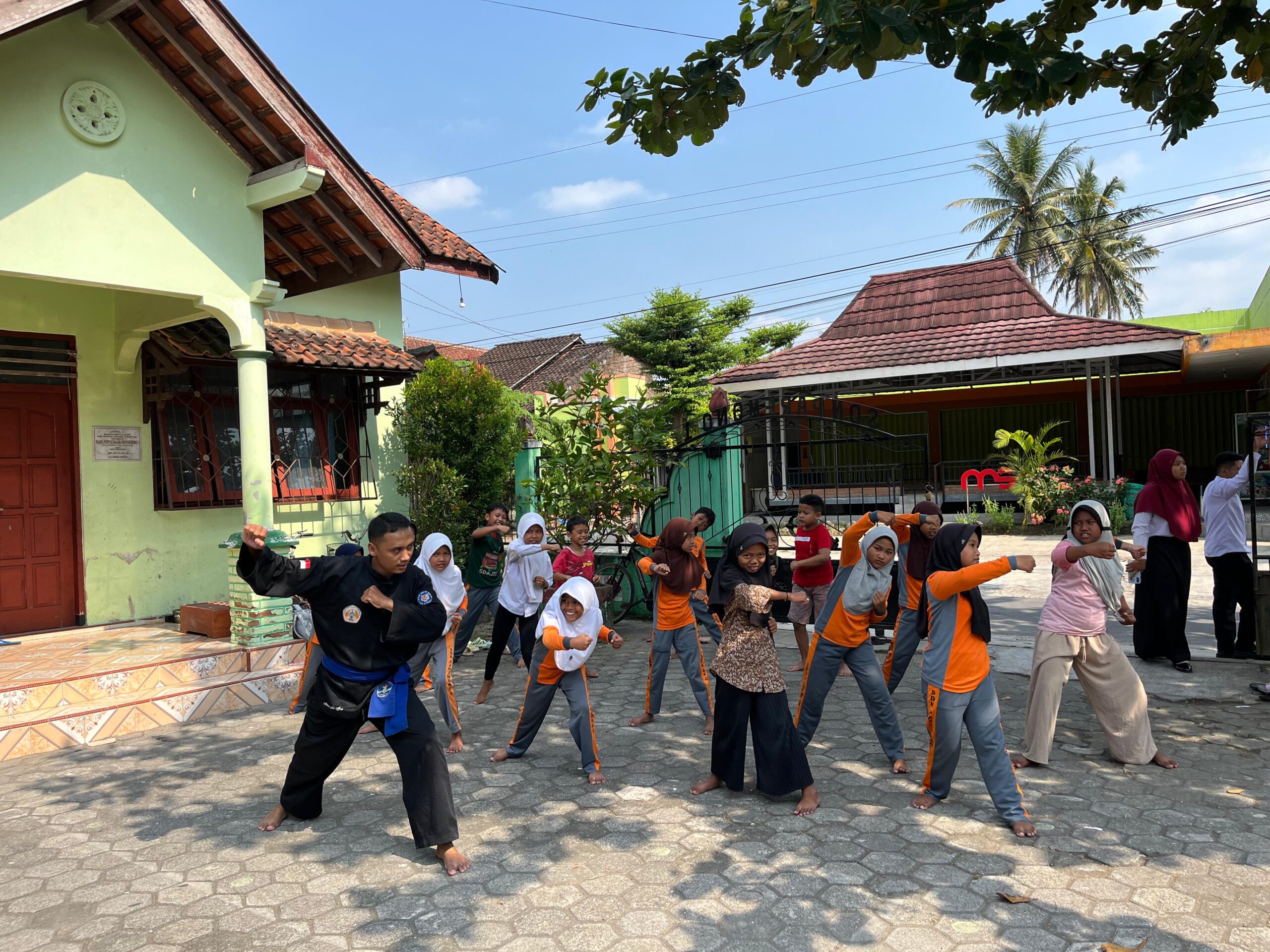 Keren Banget, SDN Paremono 1 Mungkid Magelang Tanamkan Nilai Kebangsaan Lewat Silat