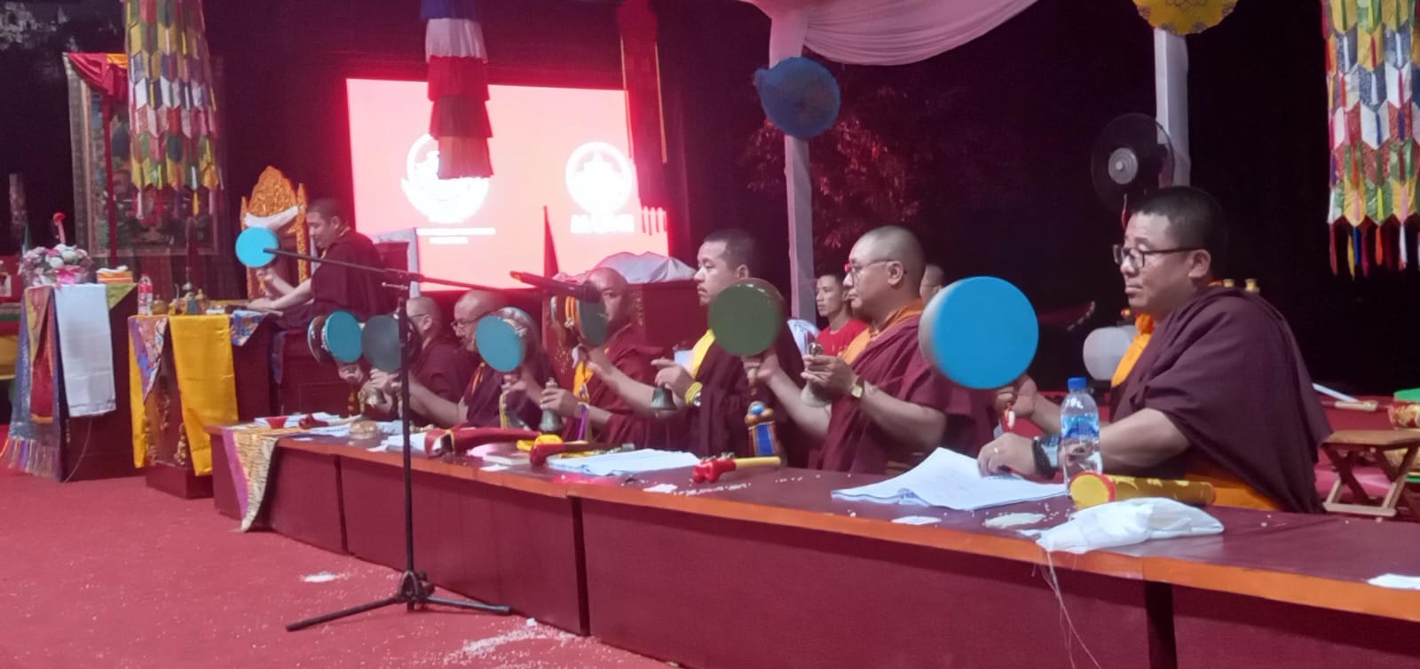 Umat Buddha di Candi Borobudur Lantunkan Doa untuk Perdamaian Dunia
