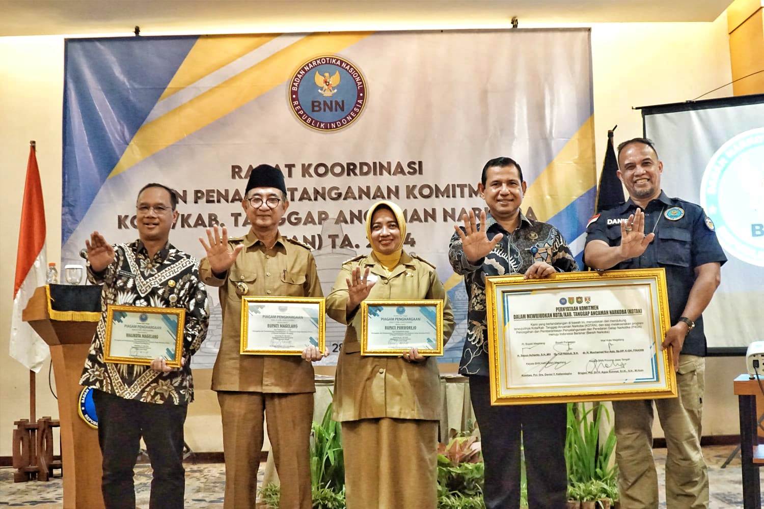 Pj Bupati Magelang Sepyo Achanto bersama Bupati Purworejo, Walikota Magelang dan Kepala BNN Provinsi Jawa Tengah saat melakukan penandatanganan komitmen Kota/Kab tanggap ancaman narkoba.