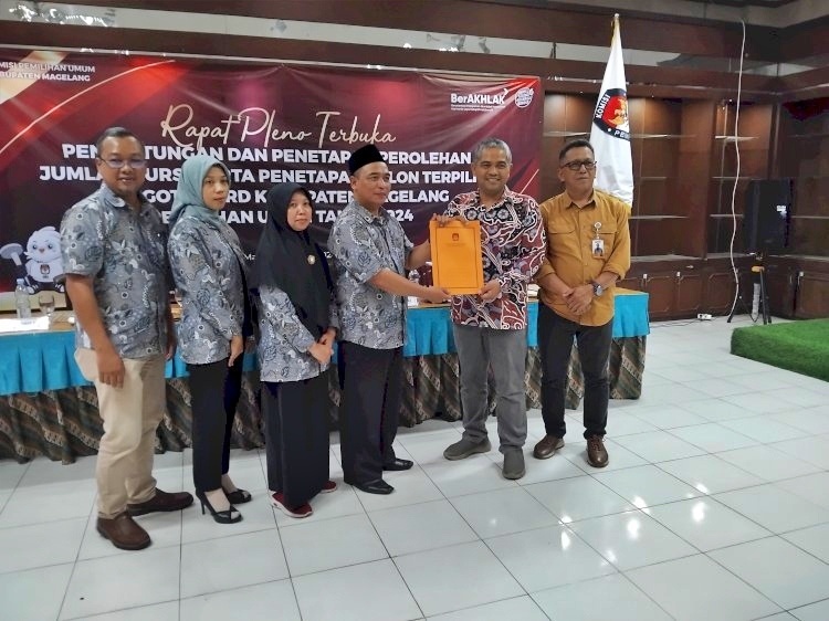 Penyerahan Hasil Pleno Penetapan Anggota DPRD Kabupaten Magelang oleh KPU kepada Bawaslu Kabupaten Magelang