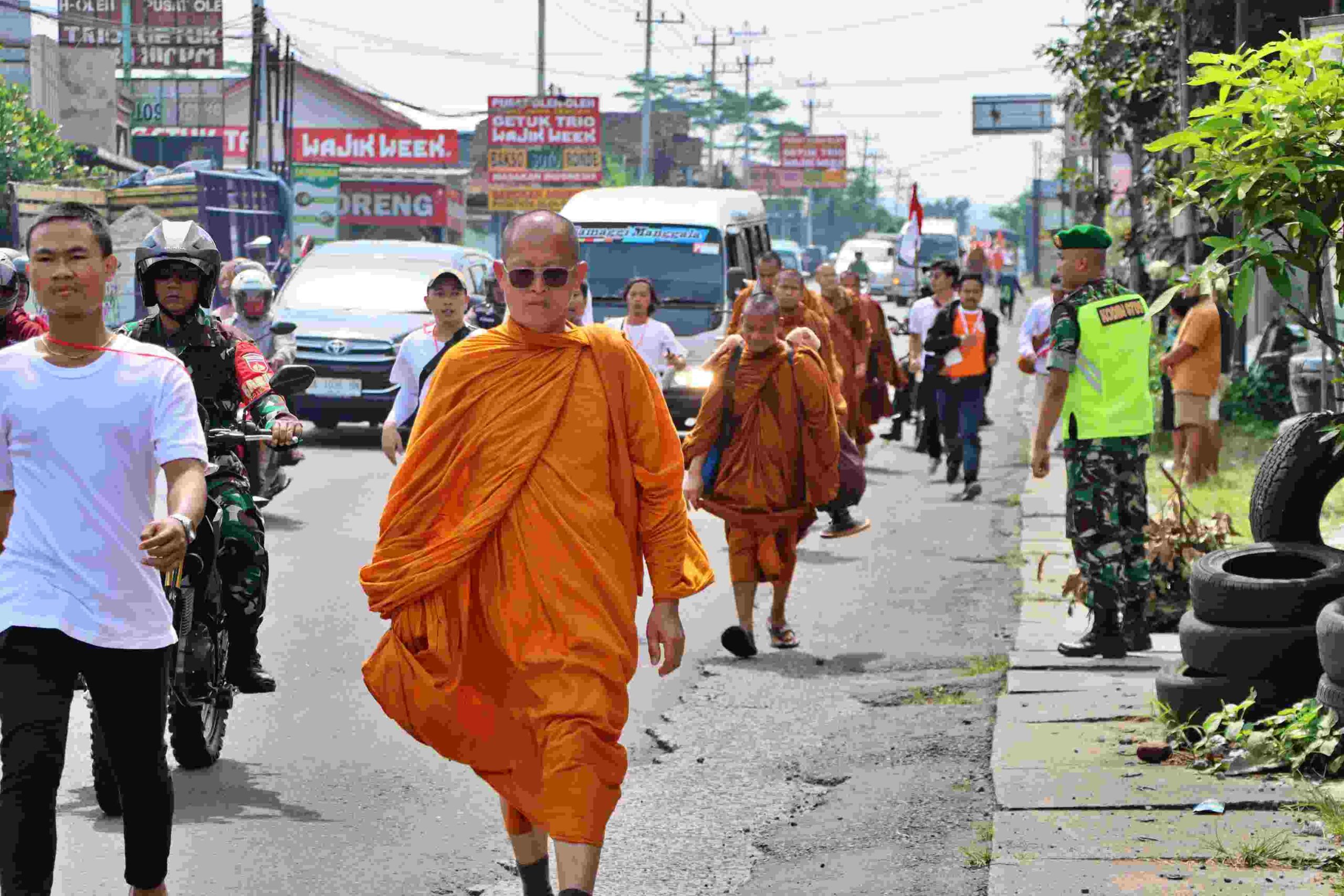 Perjalanan Biksu Thudong menuju Candi Borobudur Magelang