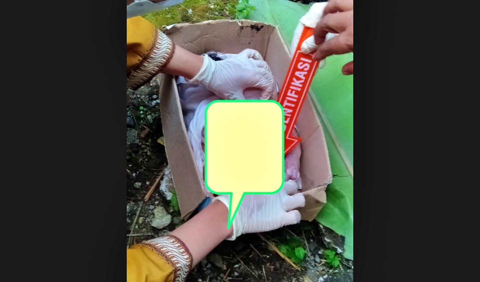 Petugas saat evakuasi mayat Bayi di Kota Magelang