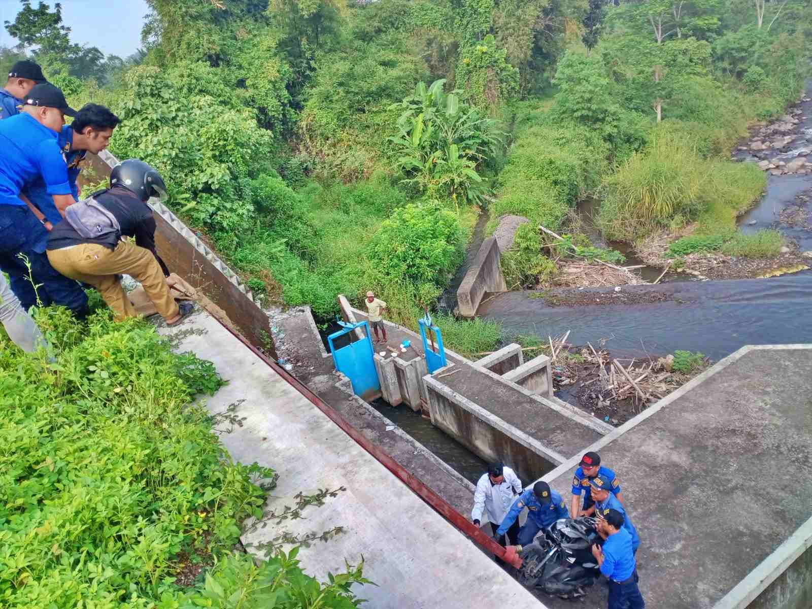 Proses evakuasi Sepeda Motor yang terjatih di sungai Pabelan Magelang