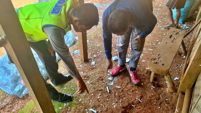 TKP Balon Udara jatuh dan meledak karena ada petasan di atap sebuah rumah