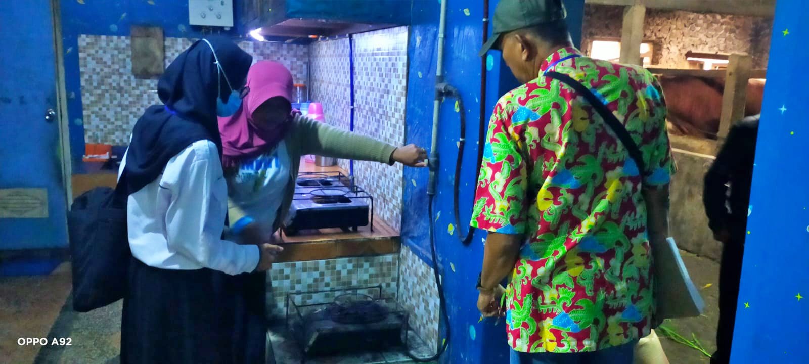 Warga saat menunjukan kompor dengan menggunakan bahan bakar biogas dari limbah ternak