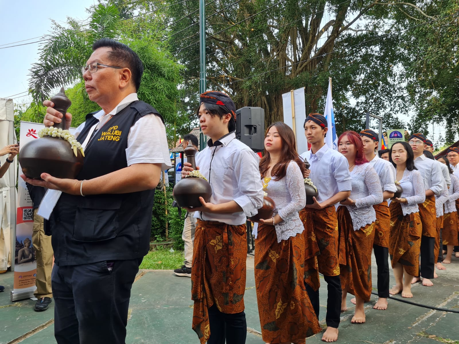 Diarak ke Borobudur Nanti Siang, Api Dharma dan Air Suci Disemayamkan di Candi Mendut