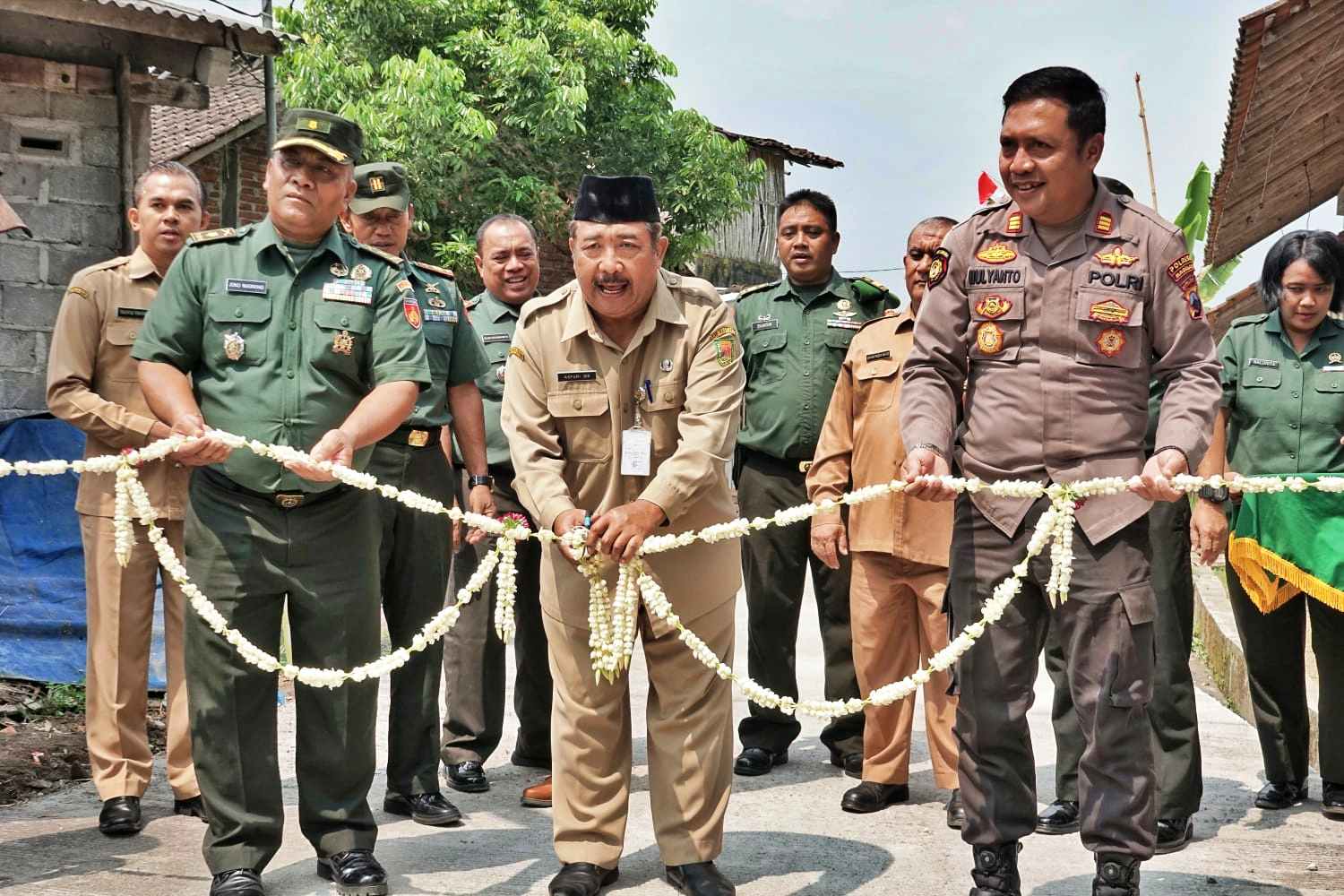 Asisten Administrasi Umum, Asfuri Muhsis didampingi Kepala Bappeda dan Litbangda dan Kepala DPUPR Kabupaten Magelang bersama jajaran Kodim 0705/Magelang saat meresmikan pembangunan fisik pada Karya Bakti TNI Semester I Tahun 2024