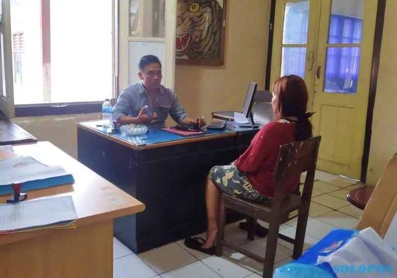 Anggota Polsek Ambarawa saat memintai keterangan terhadap pelaku pencurian handphone atau HP