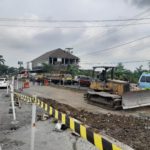Pengerjaan proyek pembangunan flyover dan semi underpass Canguk, Senin (24/6/2024).