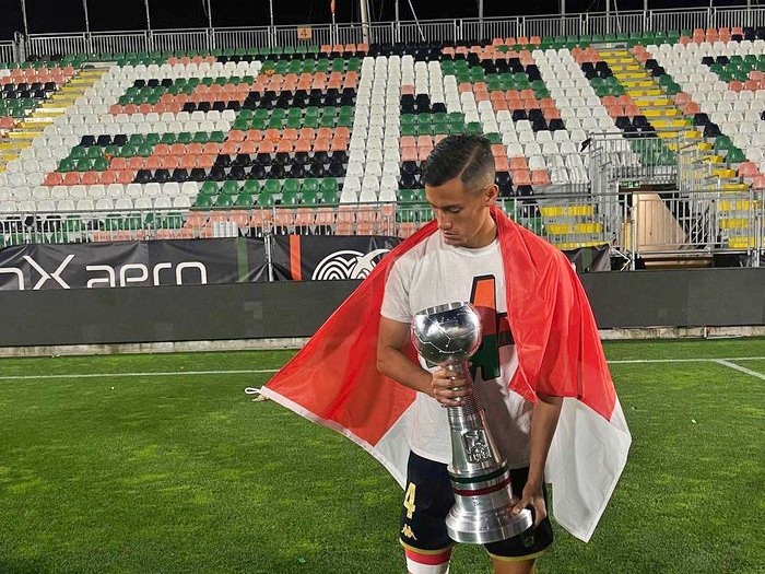 Pemain Timnas Indonesia Jay Idzes kibarkan bendera saat timnya promosi ke Serie A Foto: Instagram/jayidzes