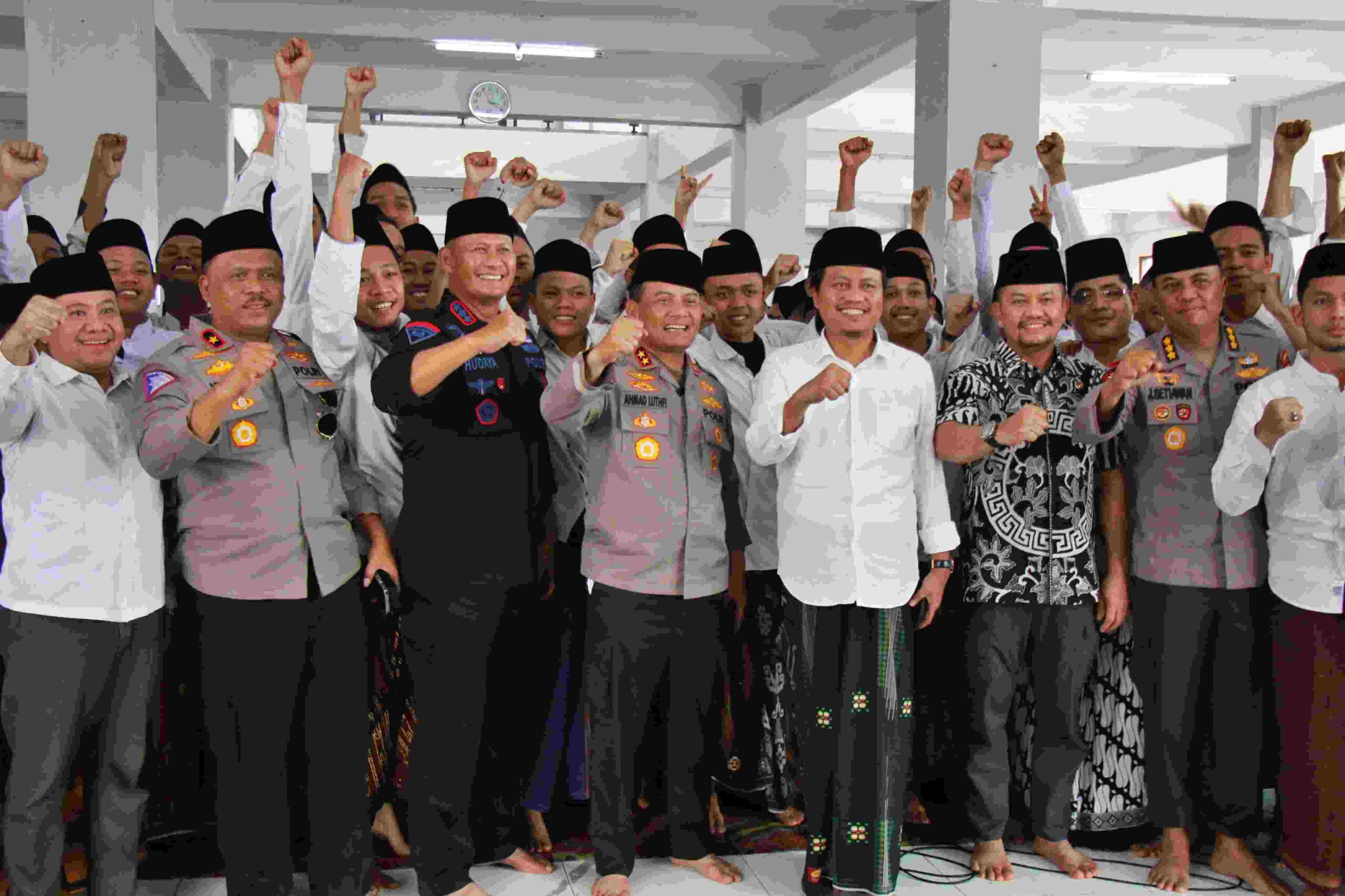 Kapolda Jateng Irjen Pol Ahmad Luthfi saat bertemu Gus Yusuf di Magelang