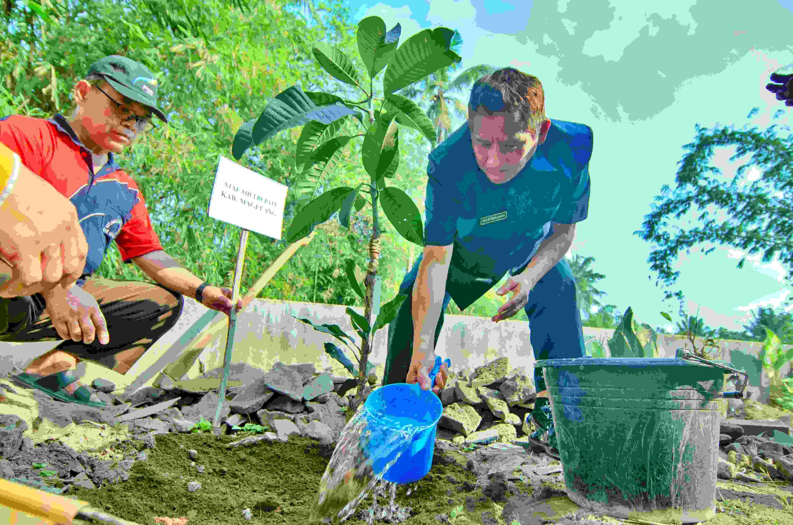 Staff Ahli Bupati Magelang saat menanam pohon dalam peringatan Hari Lingkungan Hidup Sedunia di MBS MI/MTs Mutu Dukun