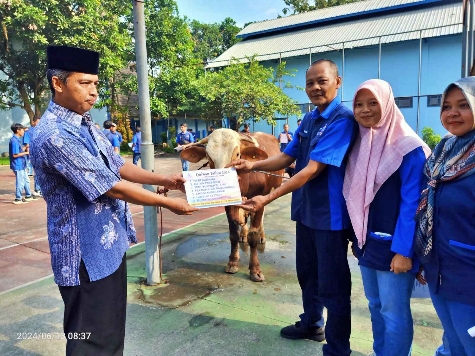 PDAM Tirta Gemilang Serahkan Hewan Kurban Pada Desa Sumber Mata Air