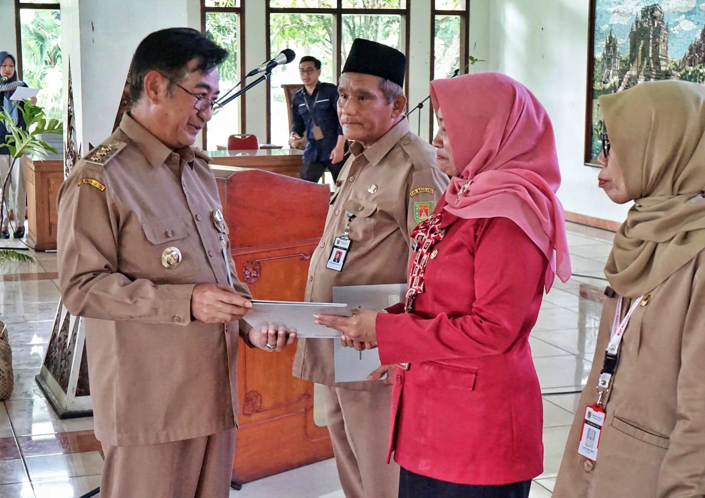 PJ Bupati Magelang saat simbolis serahkan SK Pensiun kepada PNS di Pemkab Magelang