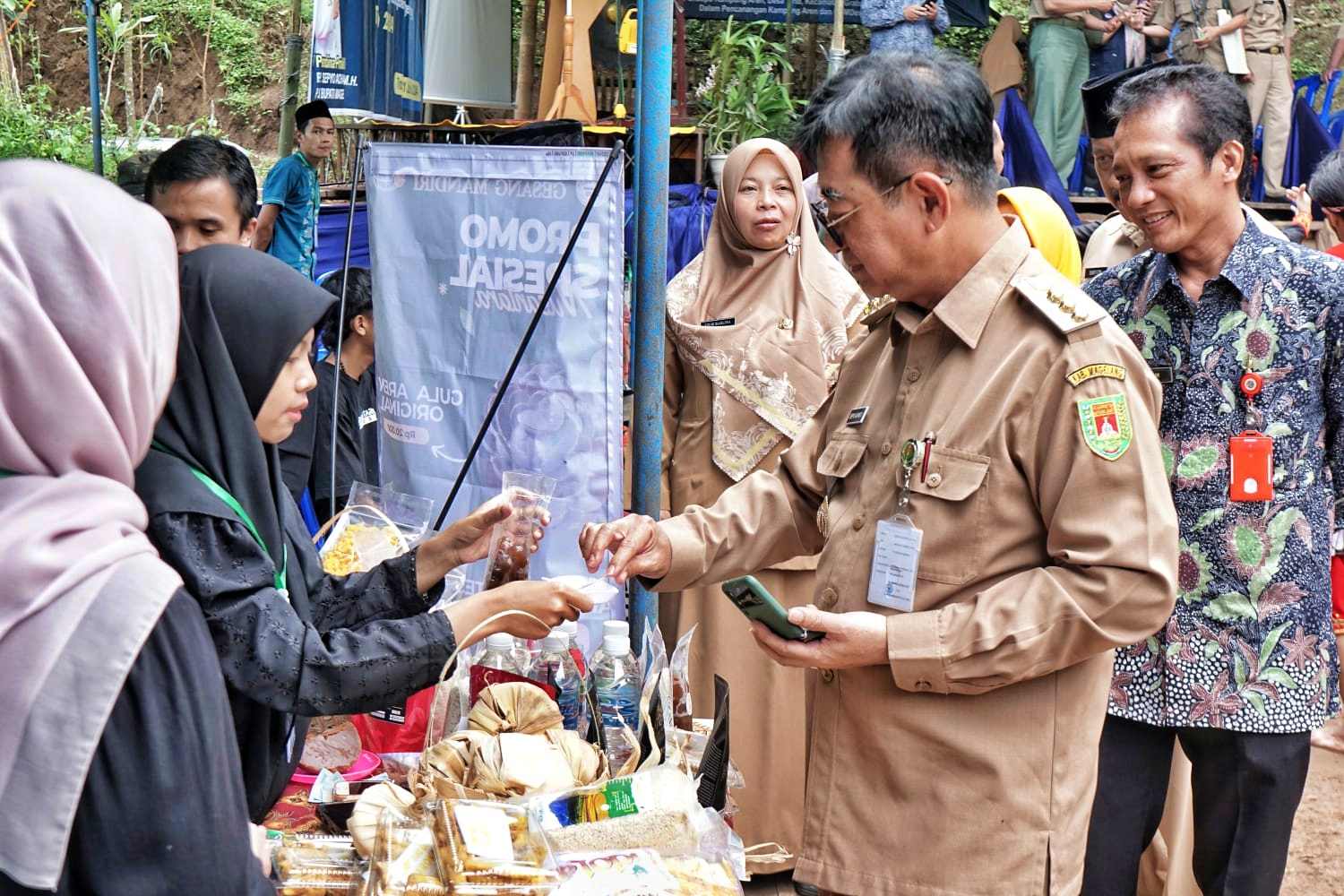 PJ Bupati Magelang skunjungi stand setelah resmikan Kampung Aren di Grabag Magelang