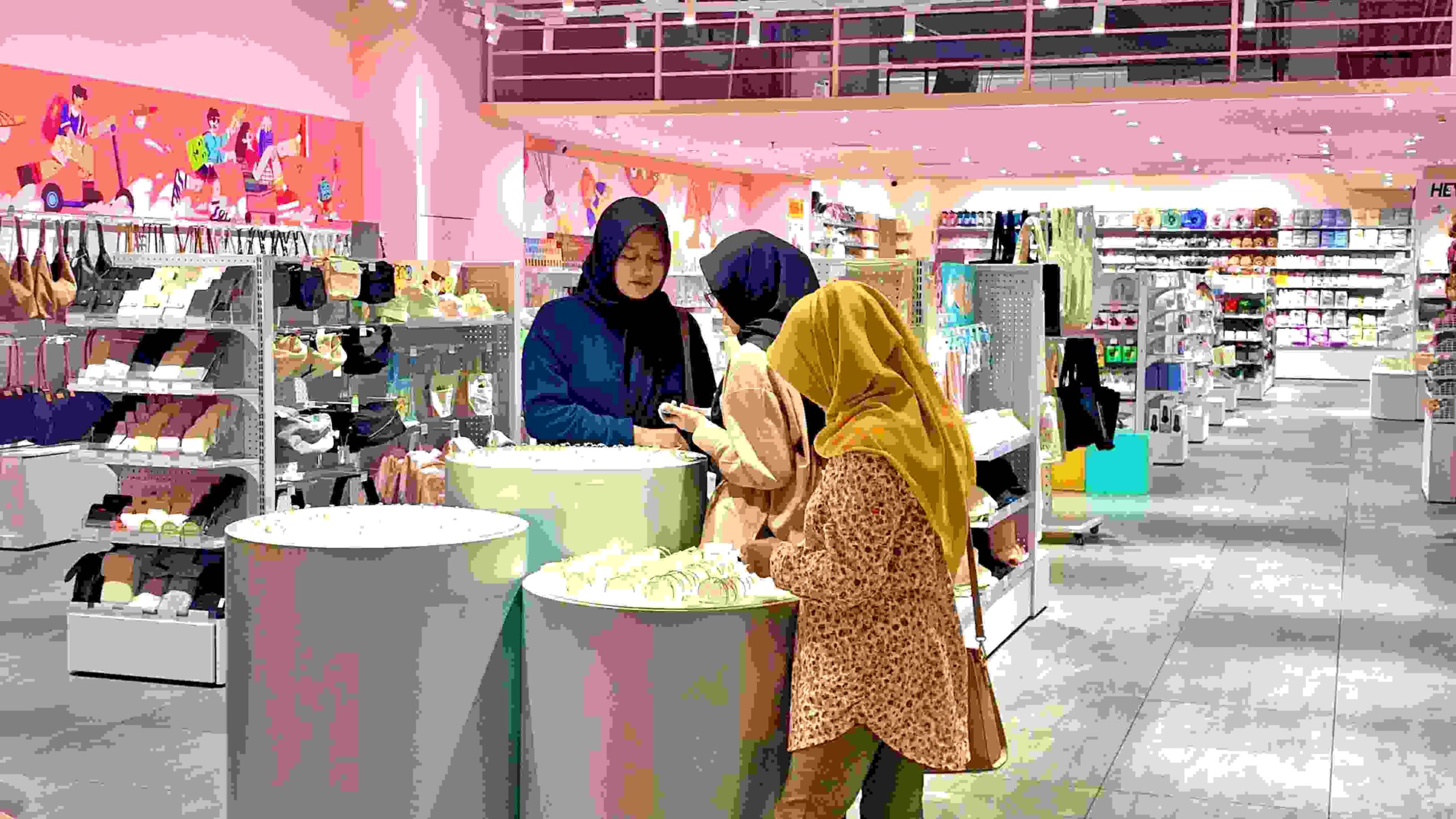 Pengunjung Artos Mall Sedang berbelanja