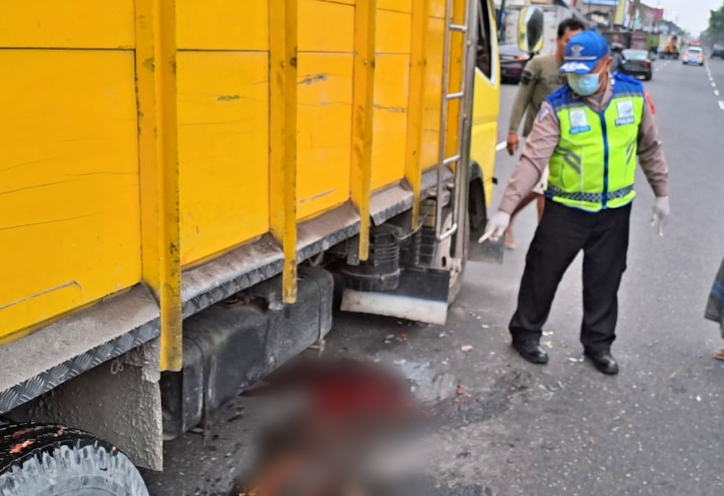 Petugas Satlantas Polresta Magelang saat olah TKP kejadian kecelakaan di Tape Ketan Muntilan