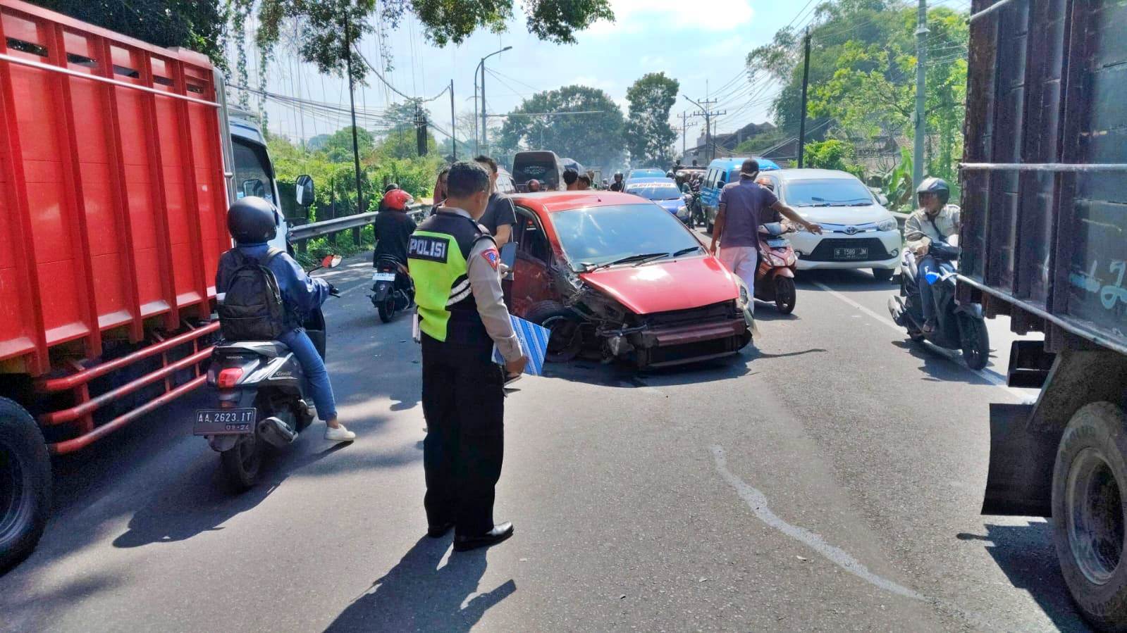 Petugas Satlantas Polresta Magelang saat olah tkp kecelakaan beruntun di Secang Magelang