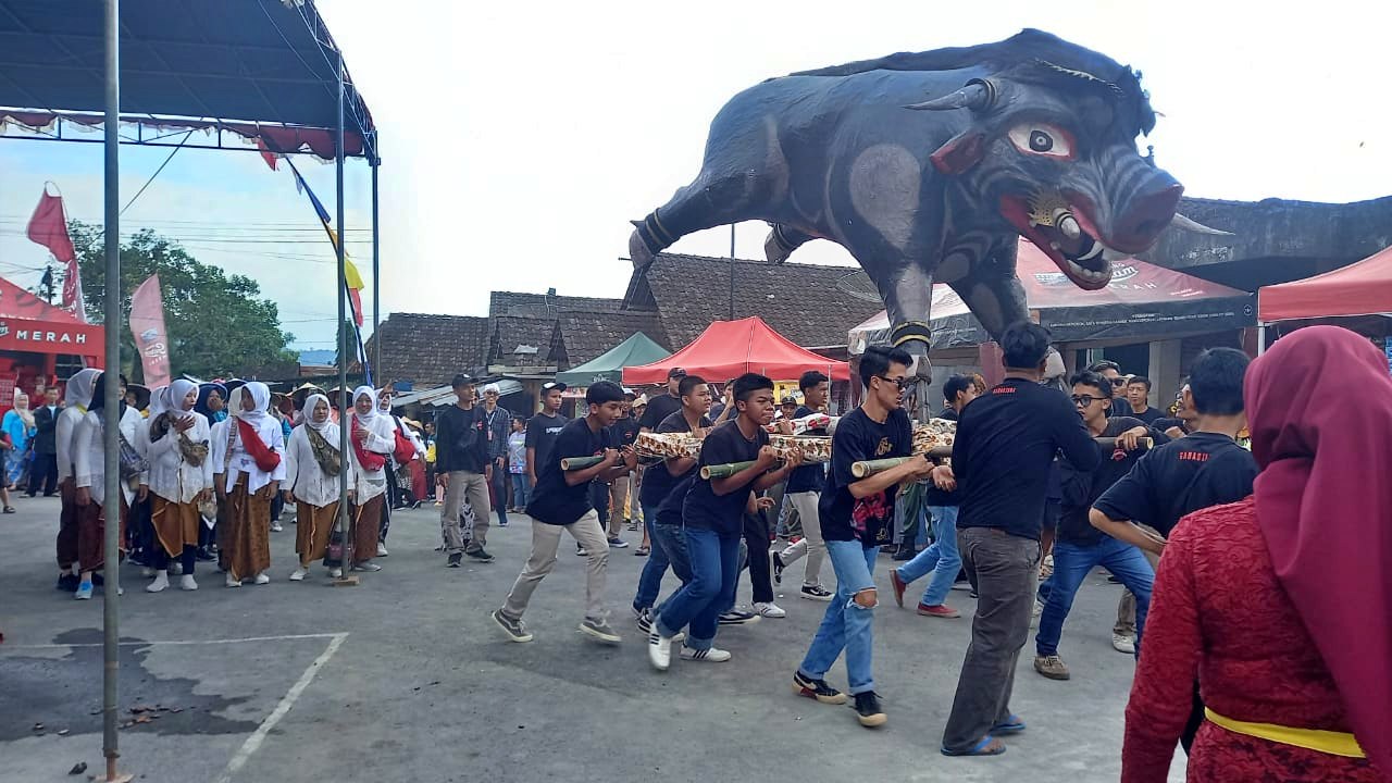 Salah peserta kirab Ulang Tahun Desa Giritengah Borobudur Ke 353 Tahun