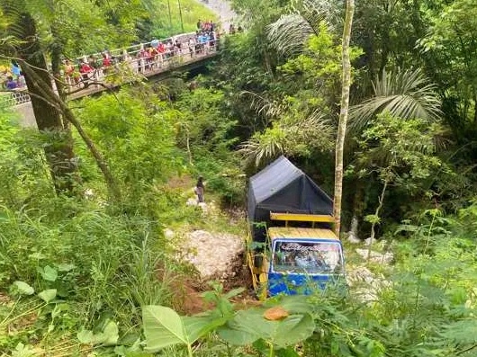 Sebuah truk muatan pakan ternak kecelakaan di lereng merapi