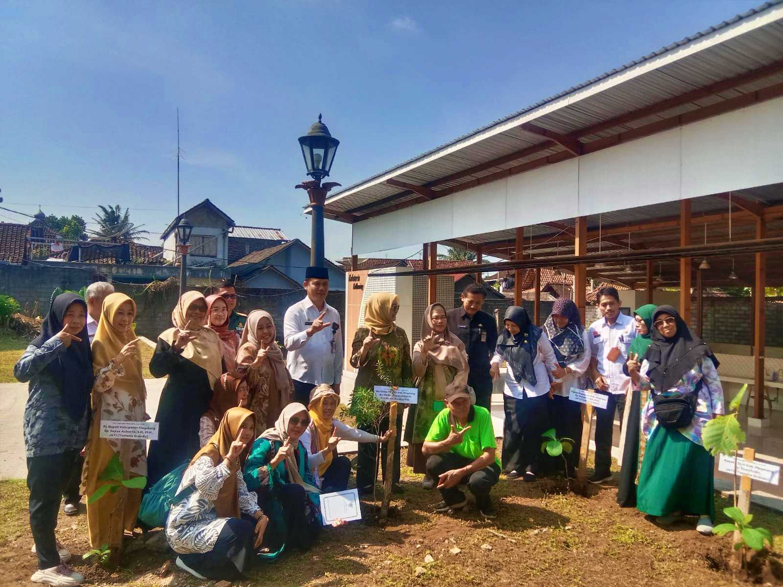 Usai melakukan penanaman bibit pohon di Kawasan objek wisata air pemandian Kalibening, Ketua TP PKK Kabupaten Magelang Medina Sepyo Achanto foto bersama