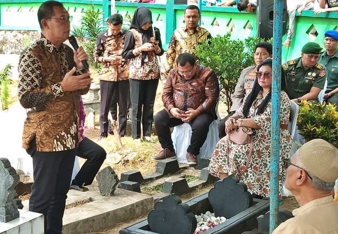 Wakil Wali Kota Solo saat ziara di Makam Mantan Wali Kota Solo ke 11 di Kota Magelang