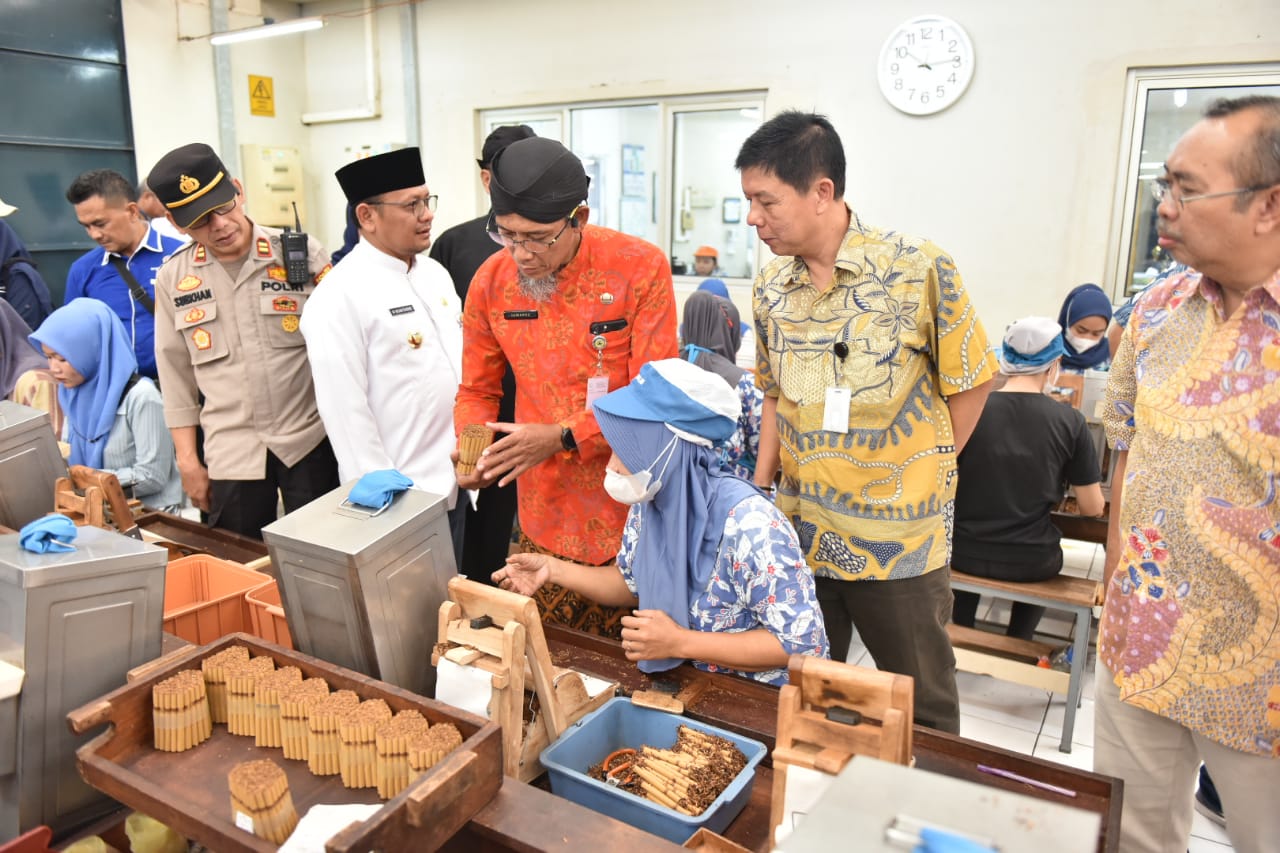 Pemprov Jateng Salurkan Bantuan Dana Bagi Hasil Cukai Hasil Tembakau Kepada 32 Ribu Pekerja