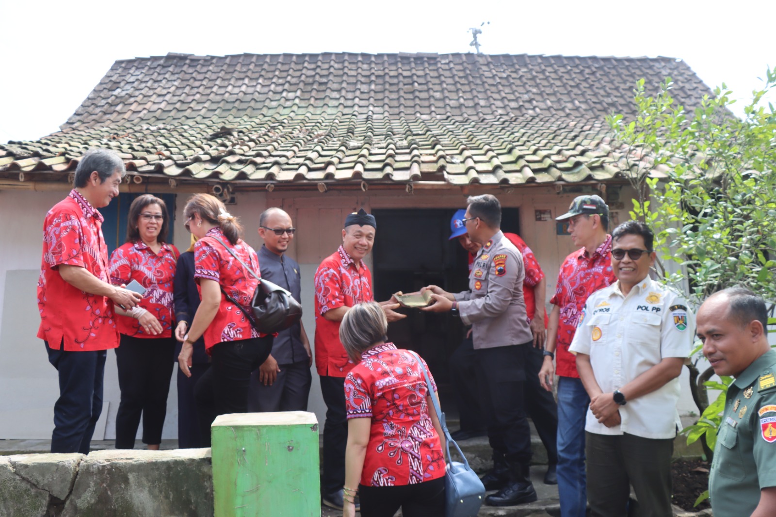 Polres Magelang Kota Bersama PSMTI Laksanakan Program Bedah Rumah Warga