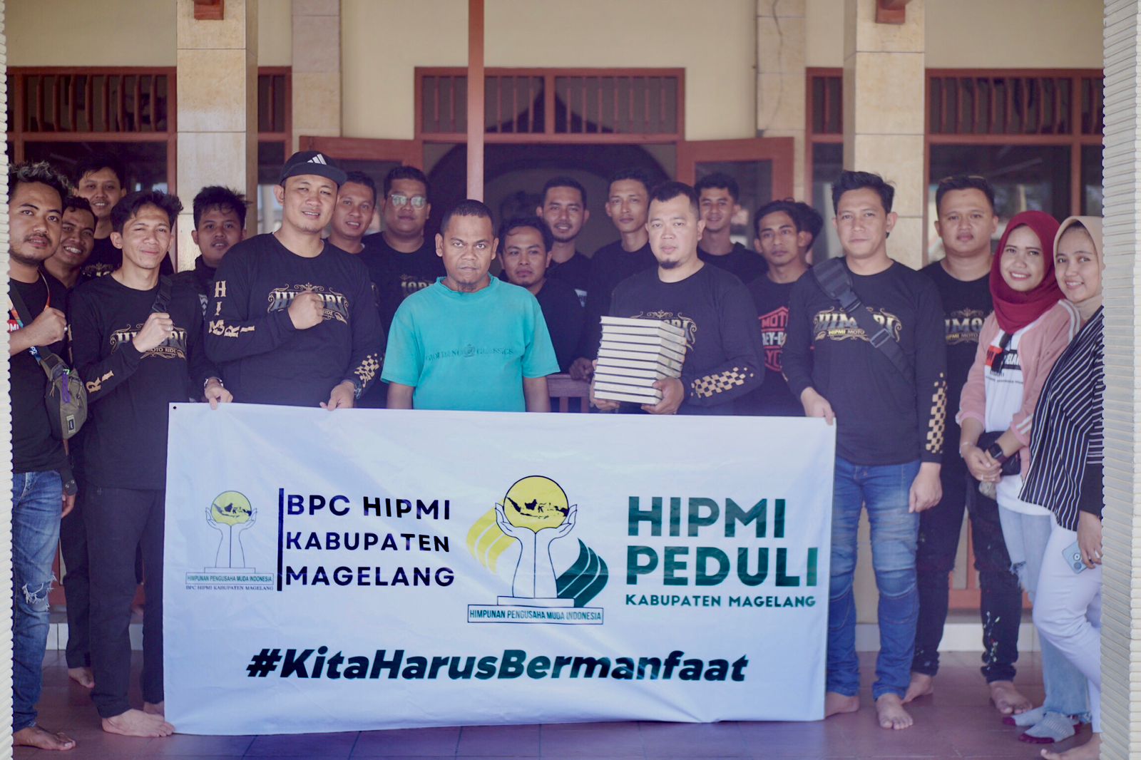 Touring ke Pantai Depok, HIPMI Kabupaten Magelang Bagikan Sembako dan Sumbangkan Al-Quran