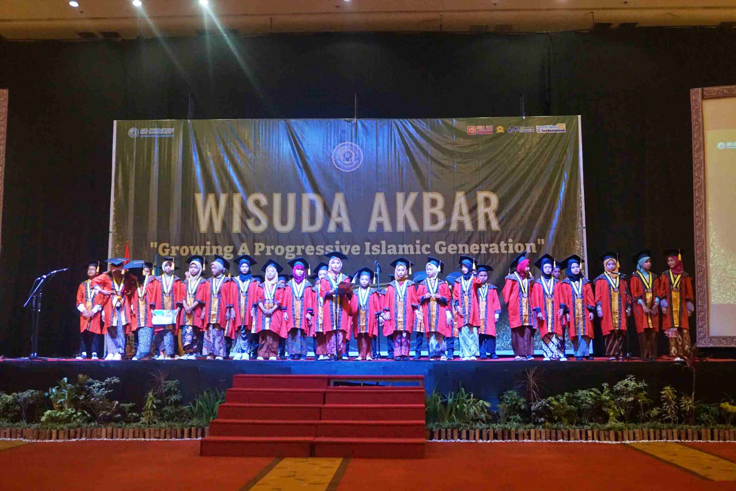 SELAMAT: Wisuda Akbar SD Muhammadiyah Inovatif Mertoyudan tahun ajaran 2023/2024 yang digelar Jumat, (14/6/2024) berlangsung meriah.