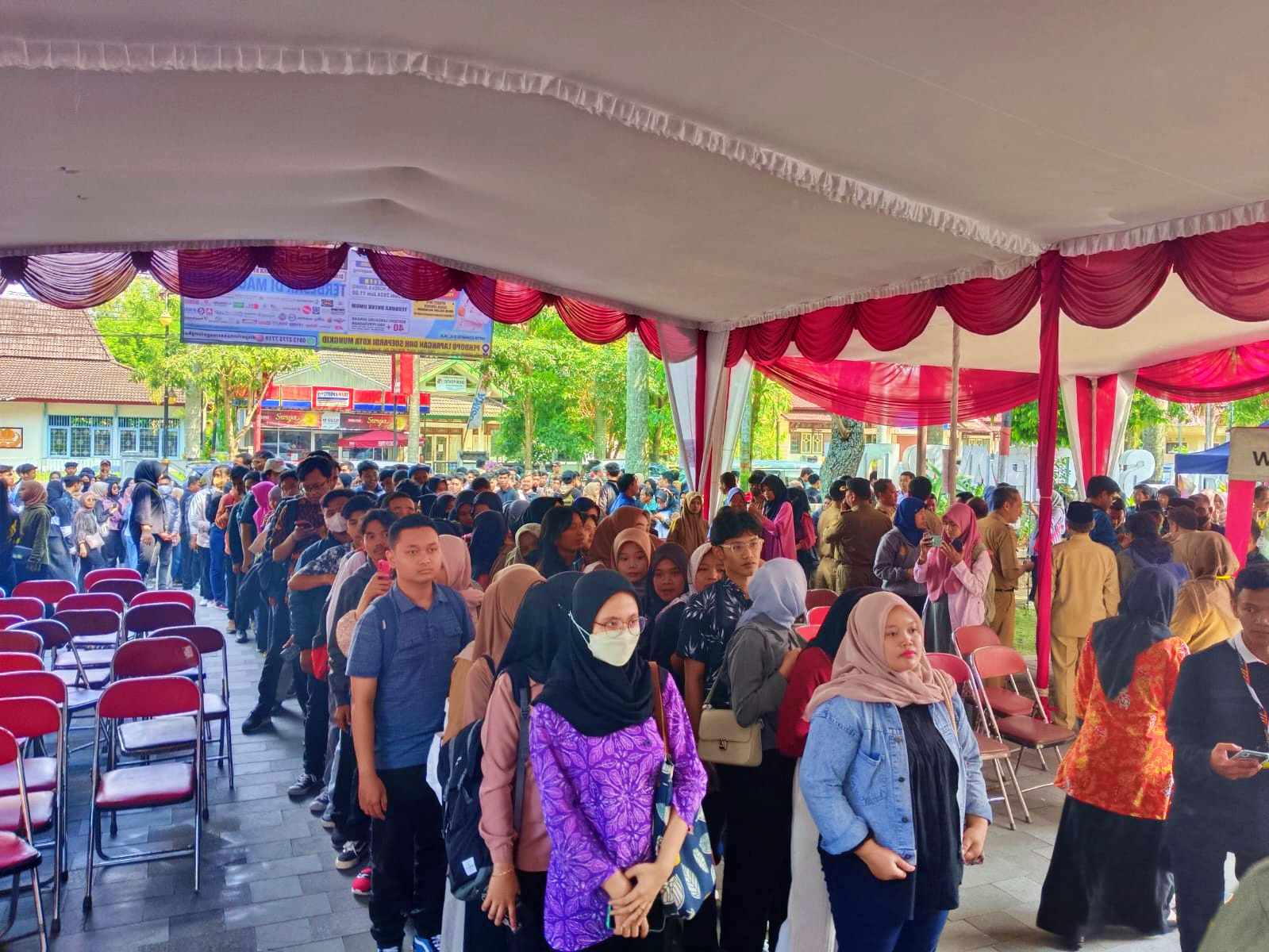 antrian para pencari kerja saat hendak masuk di Job Fair 2024 yang digelar Pemkab Magelang di Pendopo Lapang drh.Soepardi Sawitan