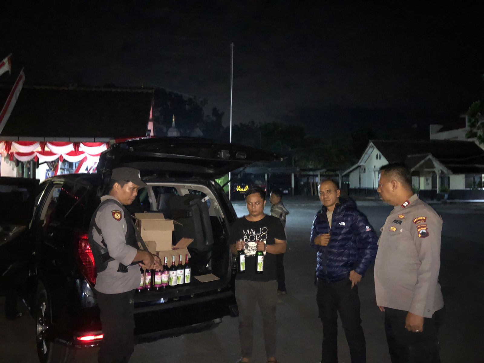 Gelar Razia, Polsek Muntilan Sita Ratusan Botol Miras Dalam Sebuah Mobil