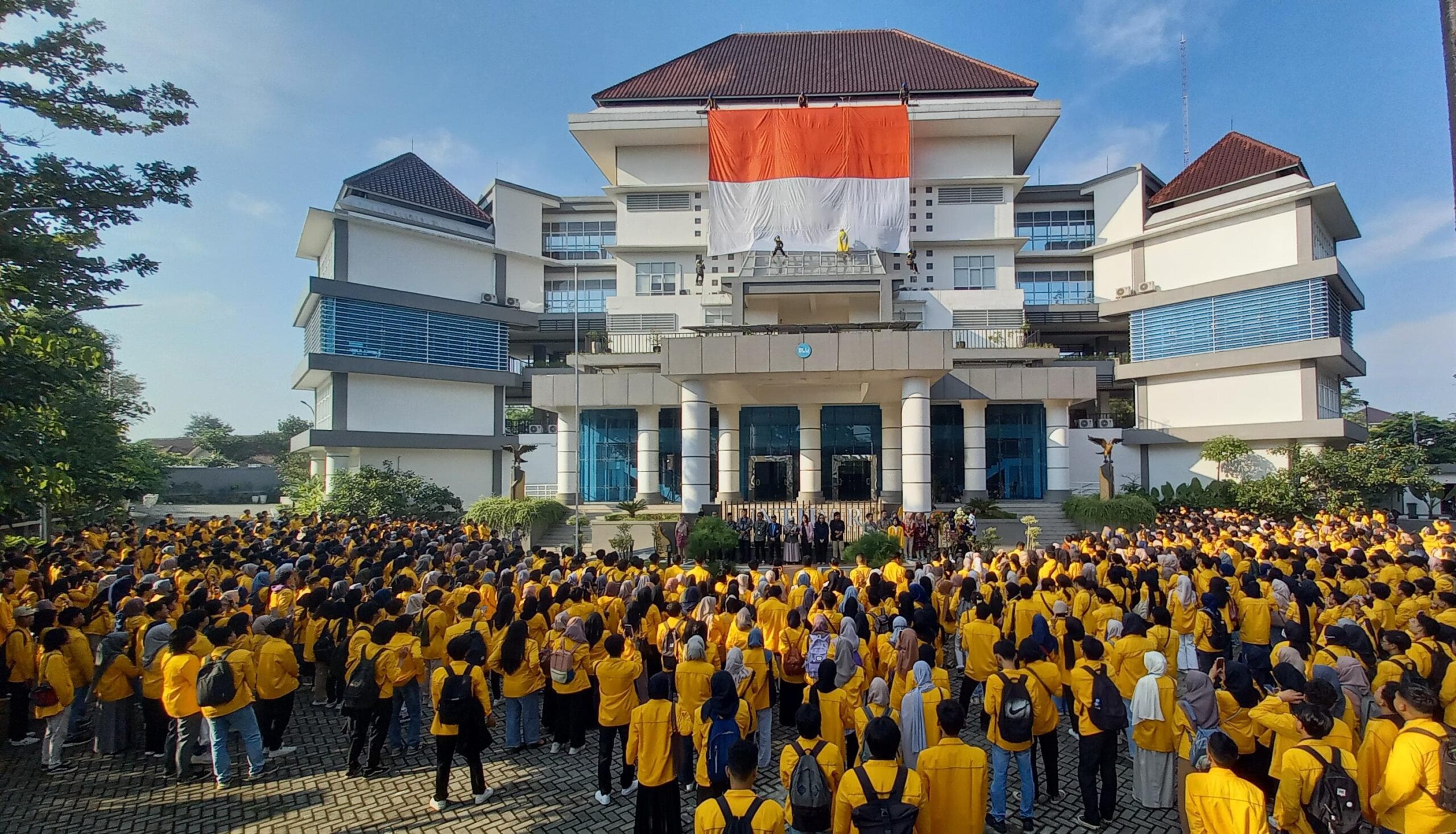 Pengibaran Bendera Merah Putih Raksasa Warnai Pelepasan 1.593 Mahasiswa KKN Untidar Magelang
