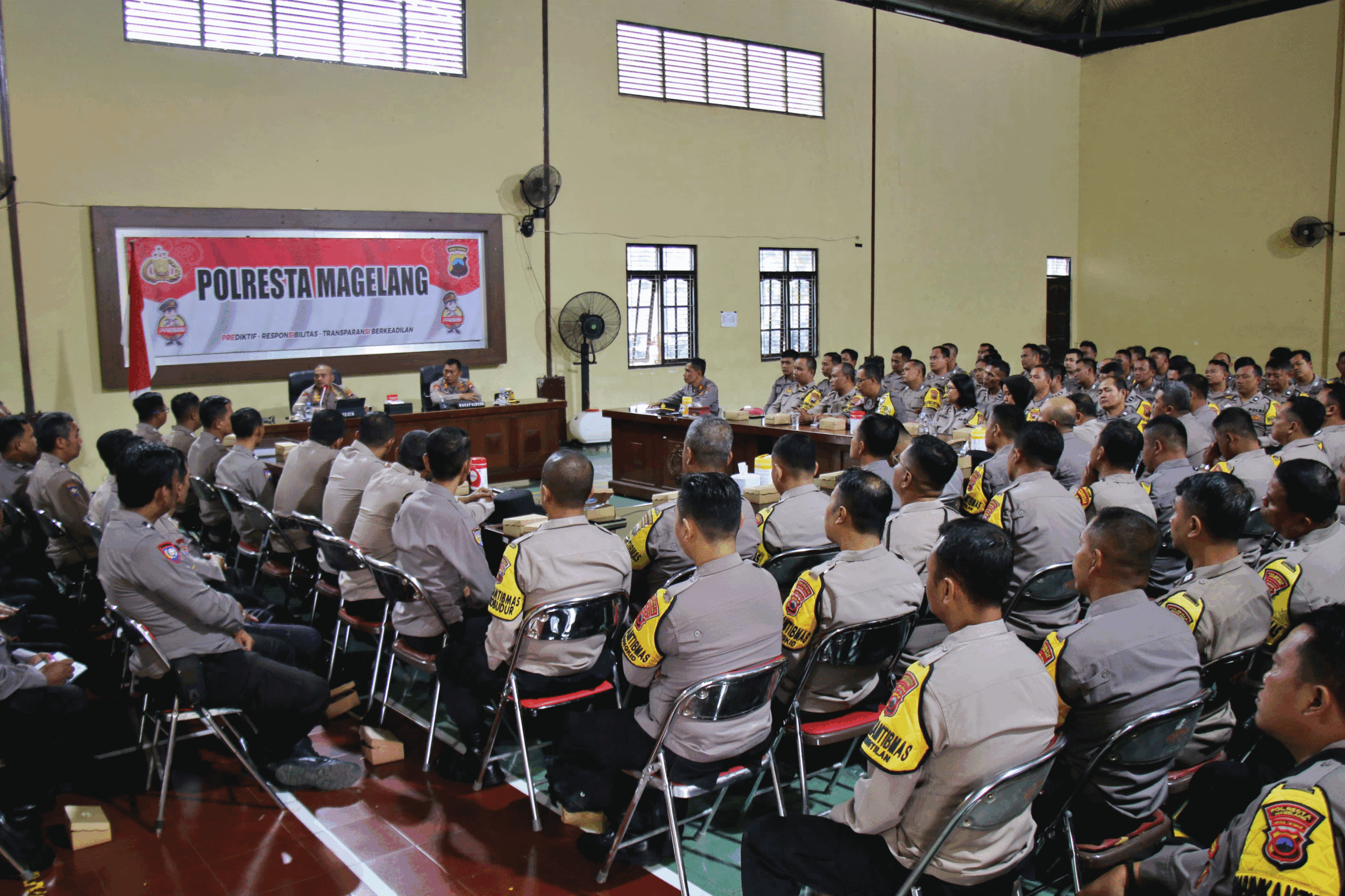 Kapolresta Magelangg saat memberikan arahan kepada 161 personel Bhabinkamtibmas