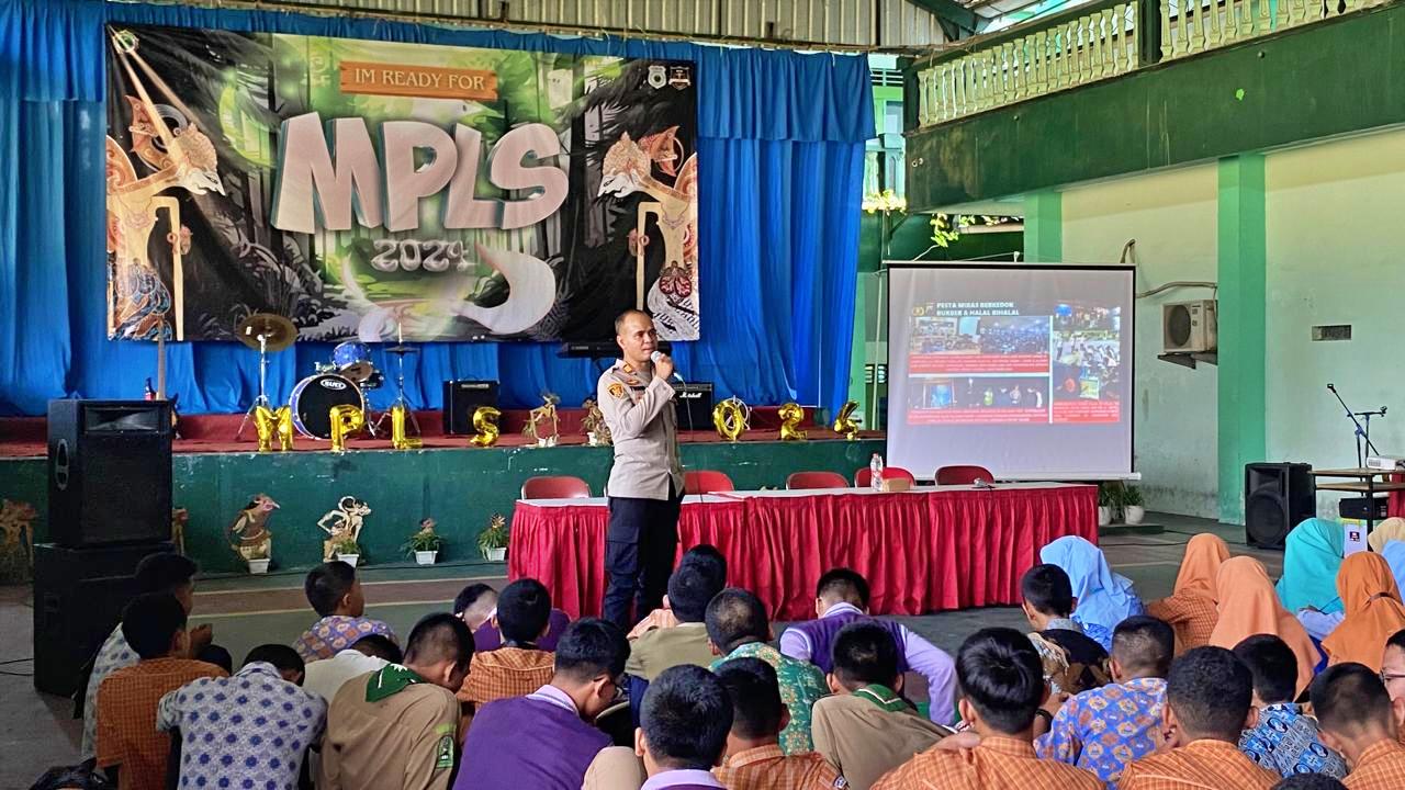 Kapolsek Muntilan sosialisasi kenakalan remaja di sekolah sekolah manfaatkan moment MPLS