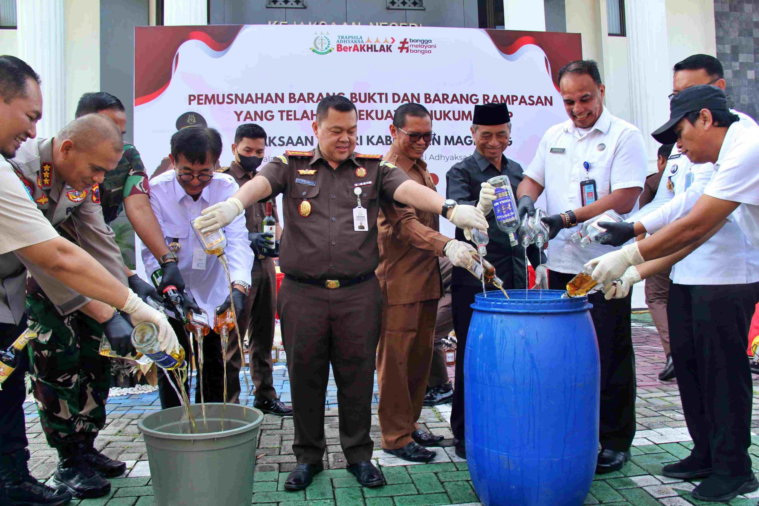 Kejari Magelang saat pemusnahan barang bukti bersama jajaran Forkompimda Kabupaten Magelang
