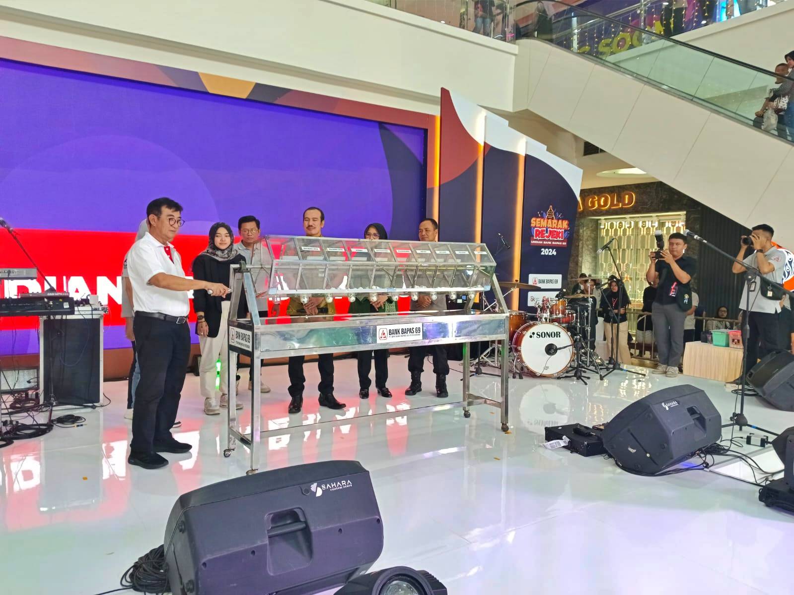 PJ Bupati Magelang sedang lakukan pemutaran undian mobil untuk Bank Bapas 69