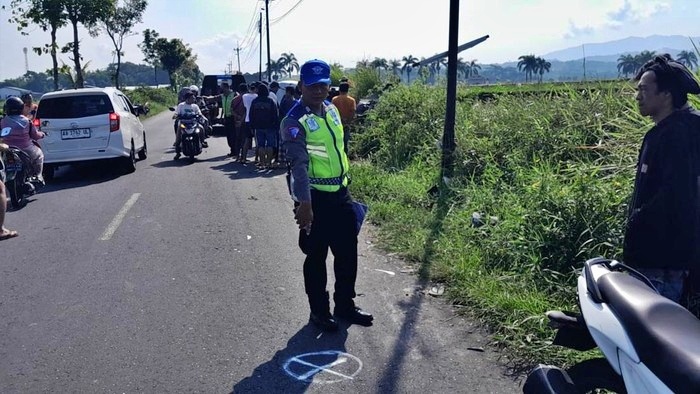 Petugas Satlantas Polresta Magelang saat olah TKP Kecelakaan di Secang Magelang