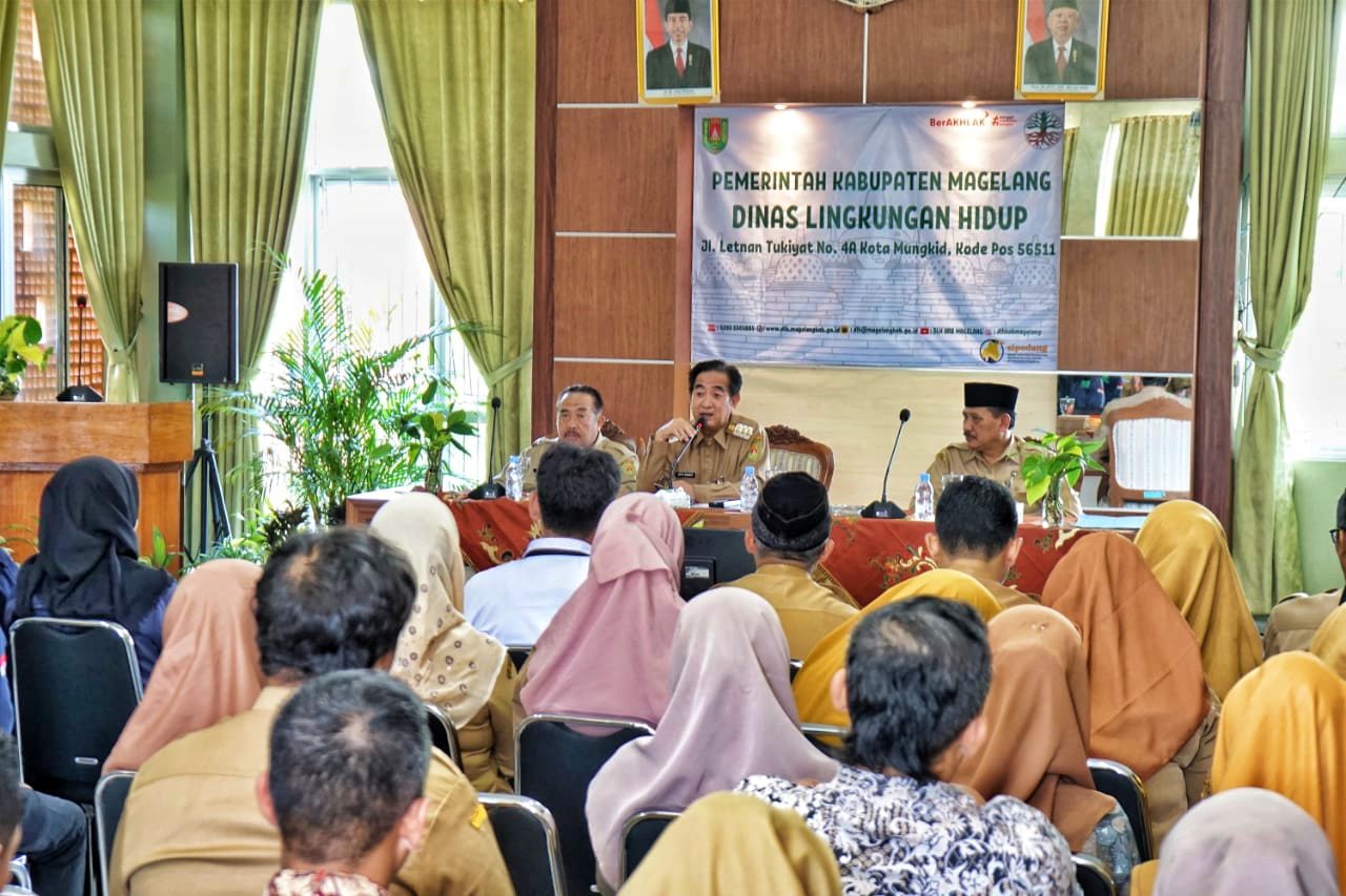 Pj Bupati Magelang Sepyo Achanto memberikan arahan kinerja pada acara peningkatan kapasitas dan pembinaan pegawai pada Dinas Lingkungan Hidup Kabupaten Magelang
