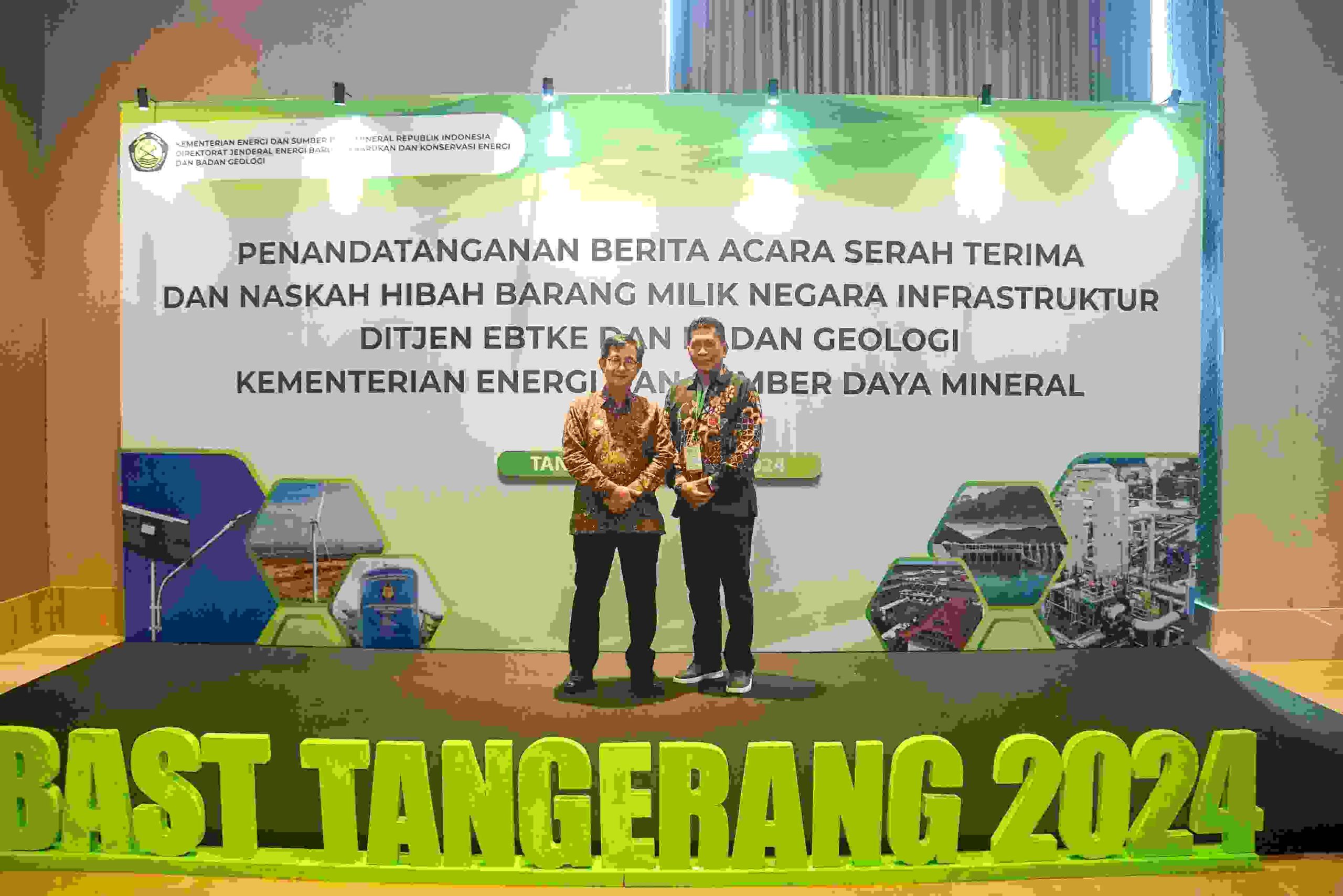 Pj Bupati Magelang Sepyo Achanto saat menandatangani Berita Acara Serah Terima ( BAST) dan Naskah Hibah Barang Milik Negara (BMN) dari Kementerian ESDM