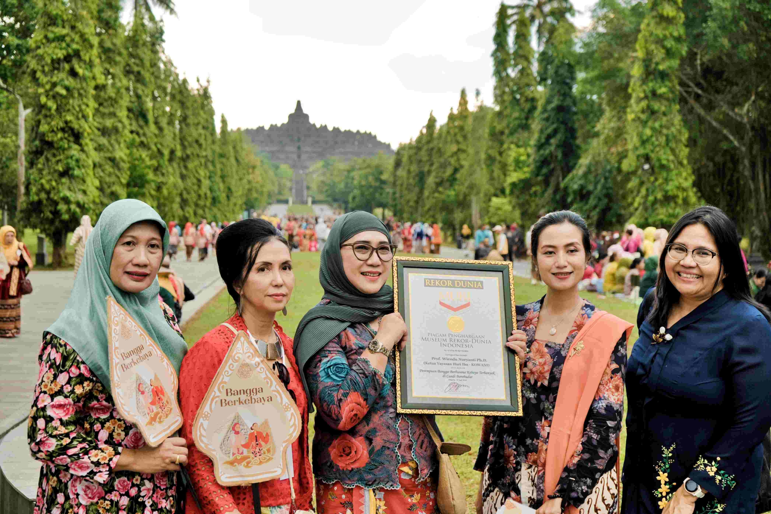 Rekor Dunia 1000 wanita berkebaya di Candi Borobudur